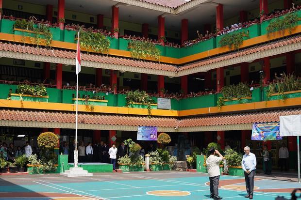 Presiden Prabowo Subianto (kiri) dan Pendiri Microsoft dan tokoh filantropi dunia Bill Gates (kanan) menyapa para siswa usai meninjau pelaksanaan program Makan Bergizi Gratis (MBG) di SDN 03 Jati Pulogadung, Jakarta, Rabu (7/5/2025). Selain MBG, Presiden Prabowo dan Bill Gates juga meninjau pengecekan kesehatan gratis di lokasi tersebut.
