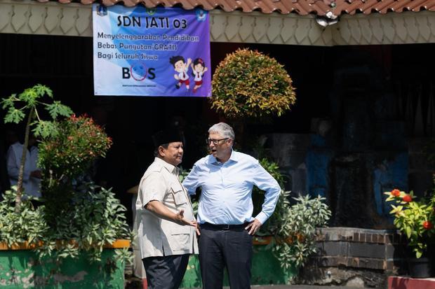 Presiden Prabowo Subianto (kiri) dan Pendiri Microsoft dan tokoh filantropi dunia Bill Gates berbincang saat meninjau pelaksanaan program Makan Bergizi Gratis (MBG) di SDN 03 Jati Pulogadung, Jakarta, Rabu (7/5/2025). Selain MBG, Presiden Prabowo dan Bill Gates juga meninjau pengecekan kesehatan gratis di lokasi tersebut.