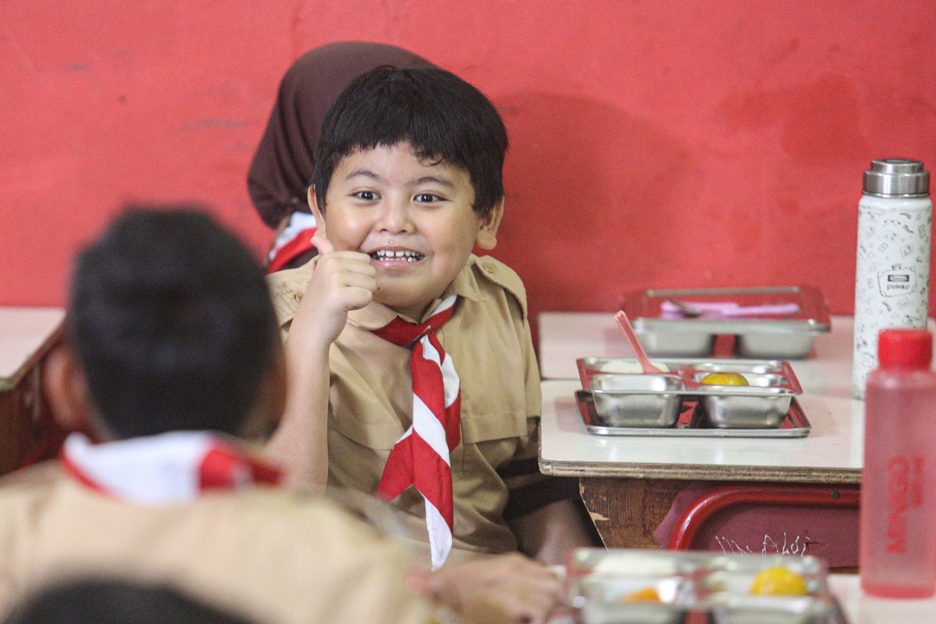 Seorang siswa menyantap makanan bergizi gratis saat Presiden Prabowo Subianto bersama pendiri Microsoft Bill Gates meninjau program Makan Bergizi Gratis (MBG) di SDN Jati 03, Pulogadung, Jakarta Timur, Rabu (7/5/2025). Pada kesempatan itu Presiden Prabowo Subianto dan Bill Gates turut meninjau pemeriksaan kesehatan gratis di sekolah tersebut.