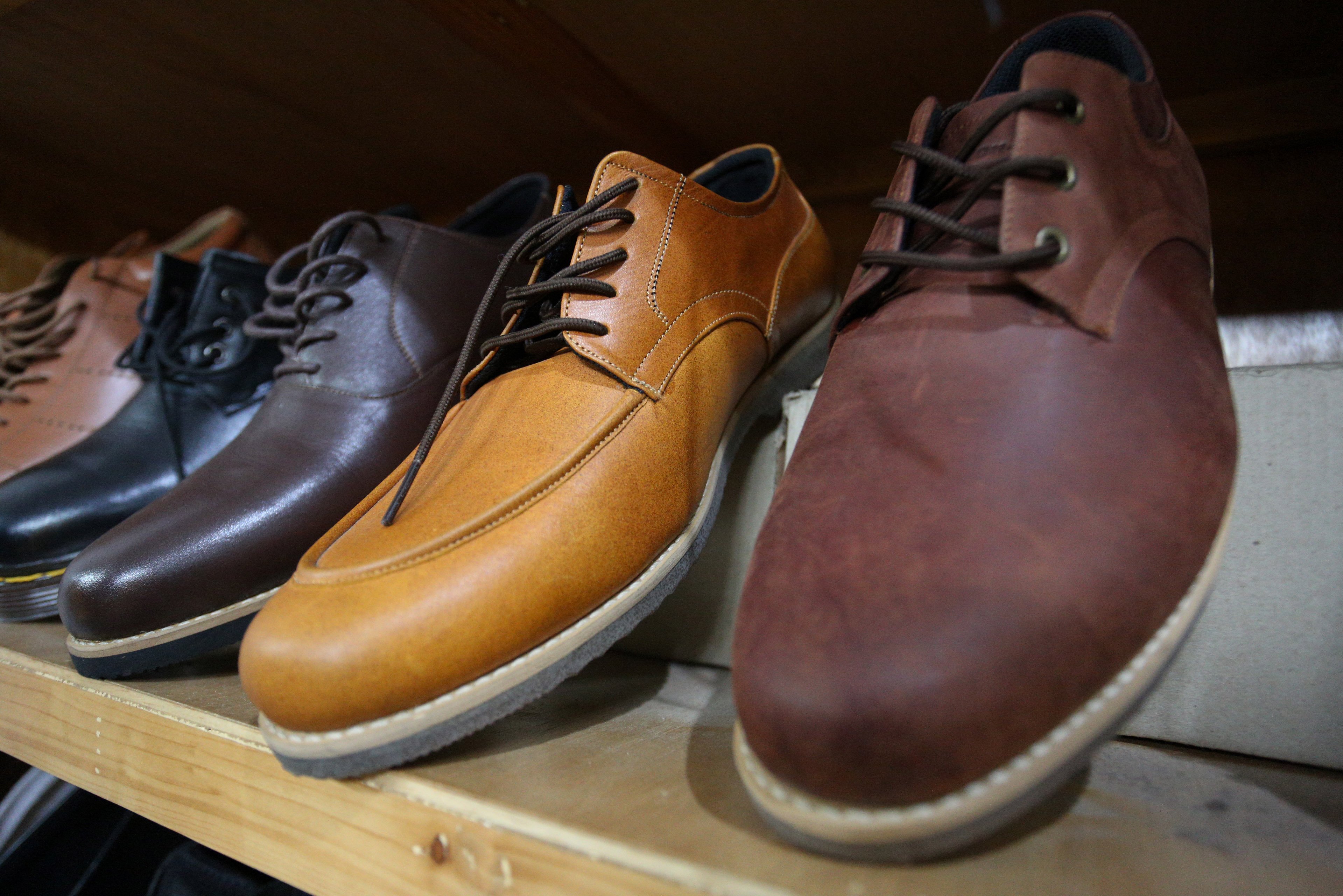 Sejumlah sepatu kulit yang dijual di rumah produksi sepatu kulit Flavio & Boston, Penggilingan, Cakung, Jakarta Timur, Kamis (8/5/2025). Industri rumahan yang telah beroperasi sejak tahun 1980 ini mampu enghasilkan 1000 pasang sepatu per bulannya dengan rata-rata penjualan sebanyak 800 hingga 900 pasang sepatu. \r\n