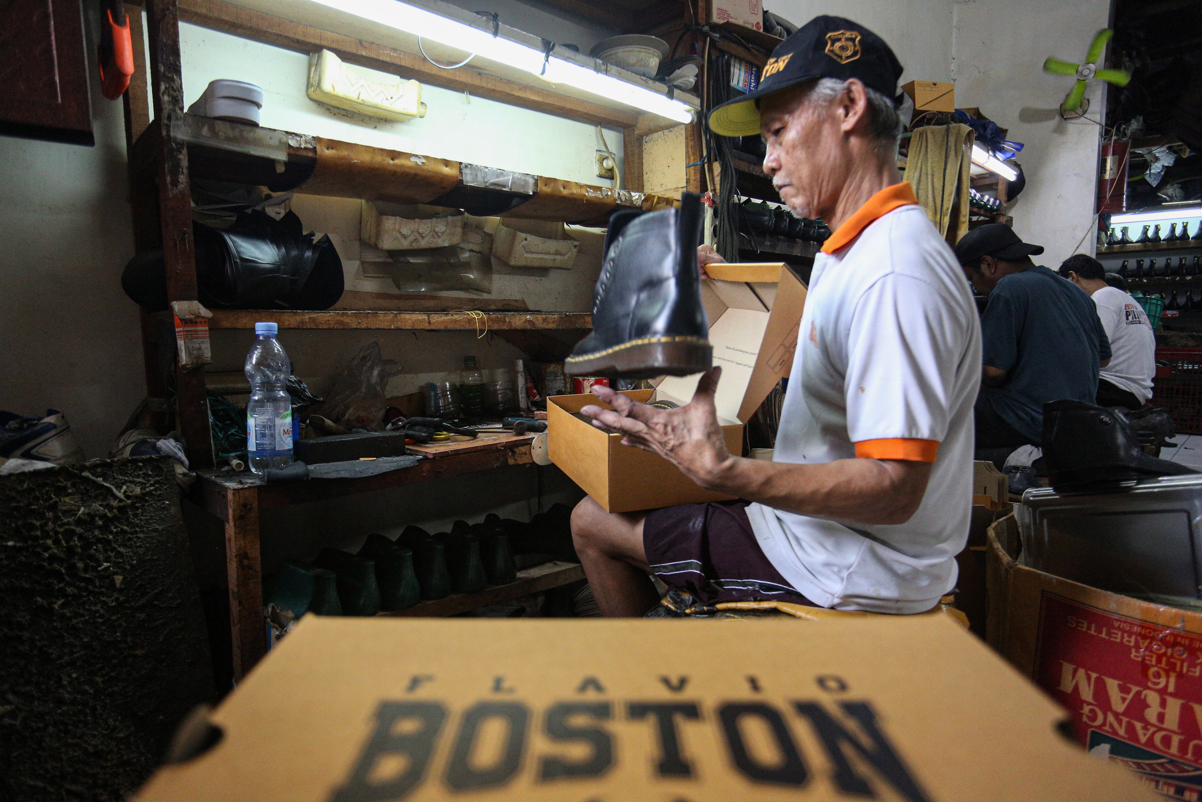 Pekerja menyelesaikan pembuatan sepatu di rumah produksi sepatu kulit Flavio & Boston, Penggilingan, Cakung, Jakarta Timur, Kamis (8/5/2025). Industri rumahan yang telah beroperasi sejak tahun 1980 ini mampu menghasilkan 1000 pasang sepatu per bulannya dengan rata-rata penjualan sebanyak 800 hingga 900 pasang sepatu.