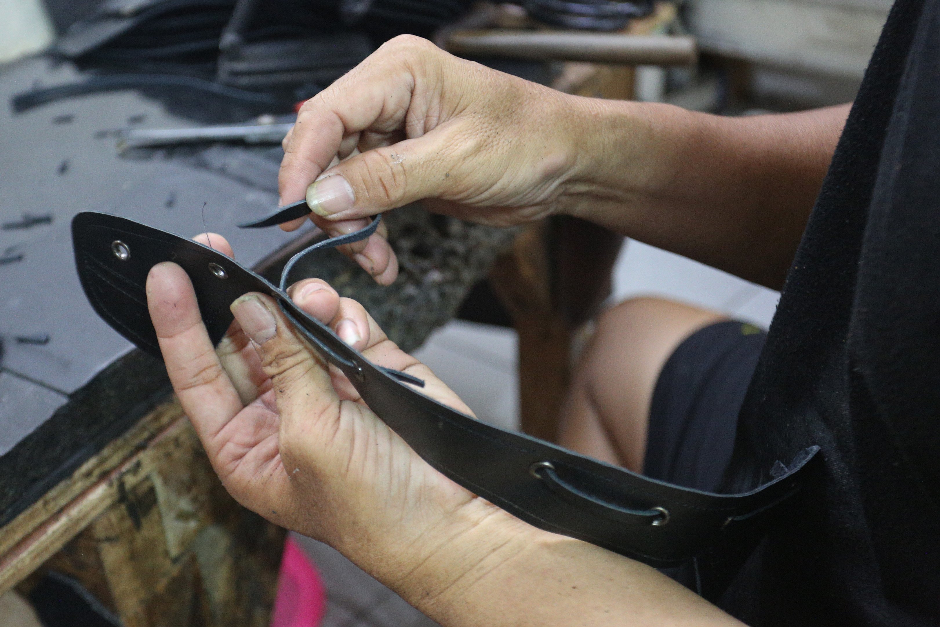 Pekerja menyelesaikan pembuatan sepatu di rumah produksi sepatu kulit Flavio & Boston, Penggilingan, Cakung, Jakarta Timur, Kamis (8/5/2025). Industri rumahan yang telah beroperasi sejak tahun 1980 ini mampu menghasilkan 1000 pasang sepatu per bulannya dengan rata-rata penjualan sebanyak 800 hingga 900 pasang sepatu.