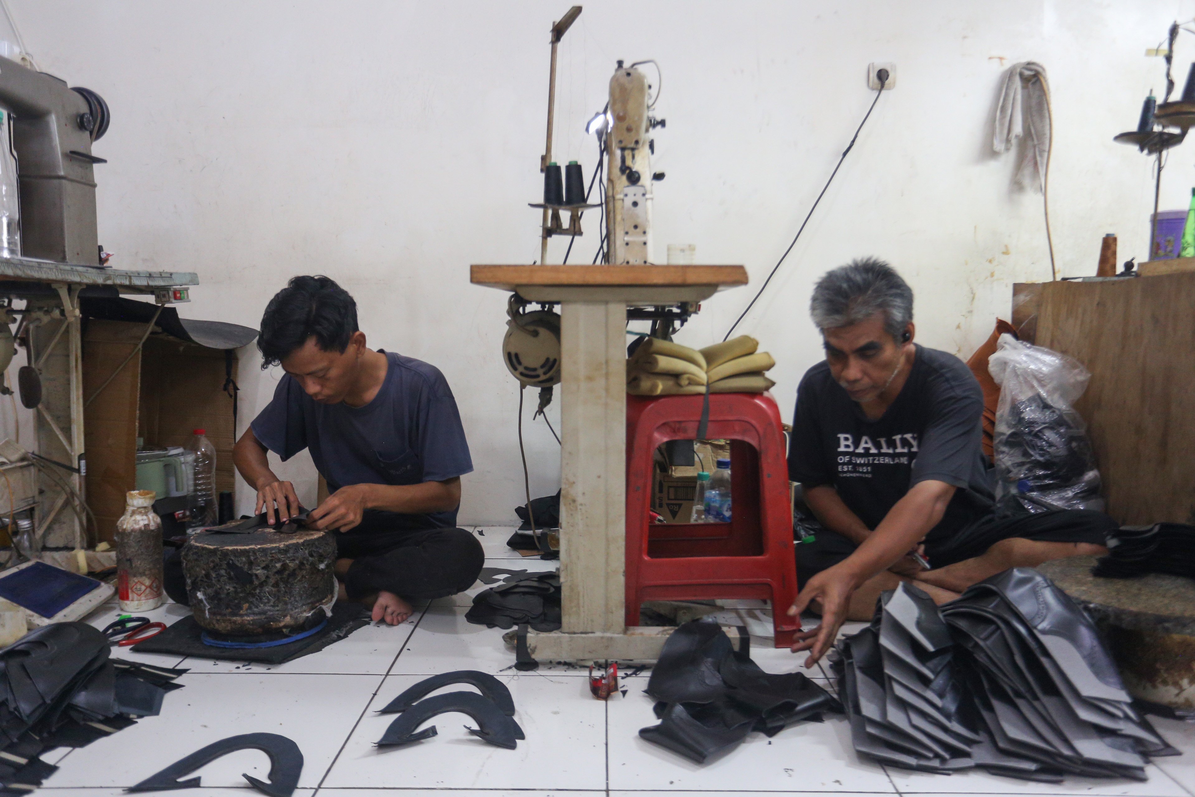 Pekerja menyelesaikan pembuatan sepatu di rumah produksi sepatu kulit Flavio & Boston, Penggilingan, Cakung, Jakarta Timur, Kamis (8/5/2025). Industri rumahan yang telah beroperasi sejak tahun 1980 ini mampu menghasilkan 1000 pasang sepatu per bulannya dengan rata-rata penjualan sebanyak 800 hingga 900 pasang sepatu.