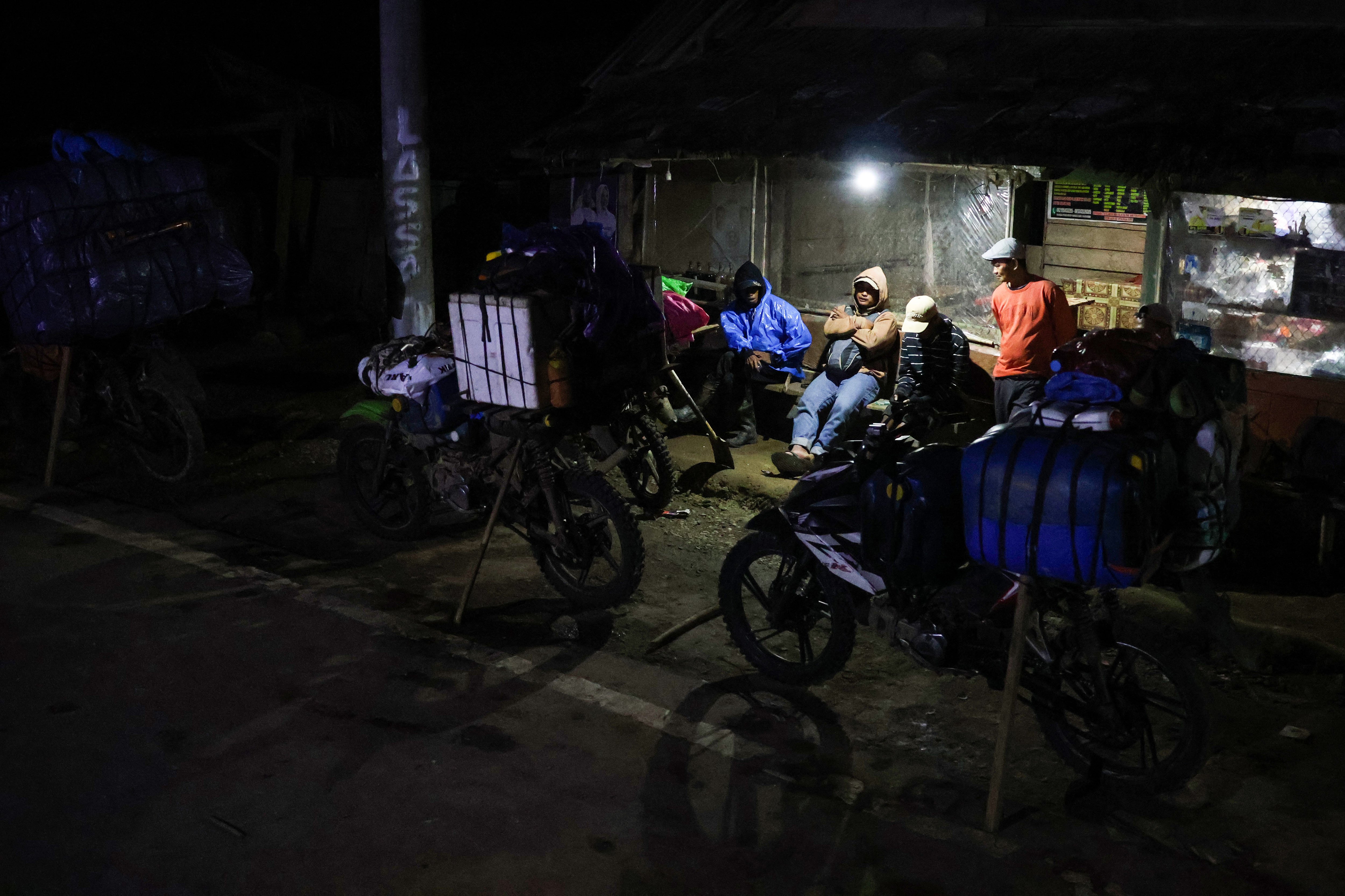 Sejumlah tukang ojek beristirahat sebelum melanjutkan perjalanan menuju Kecamatan Seko di salah satu warung makan di Kecamatan Rongkong, Kabupaten Luwu Utara, Sulawesi Selatan. 
