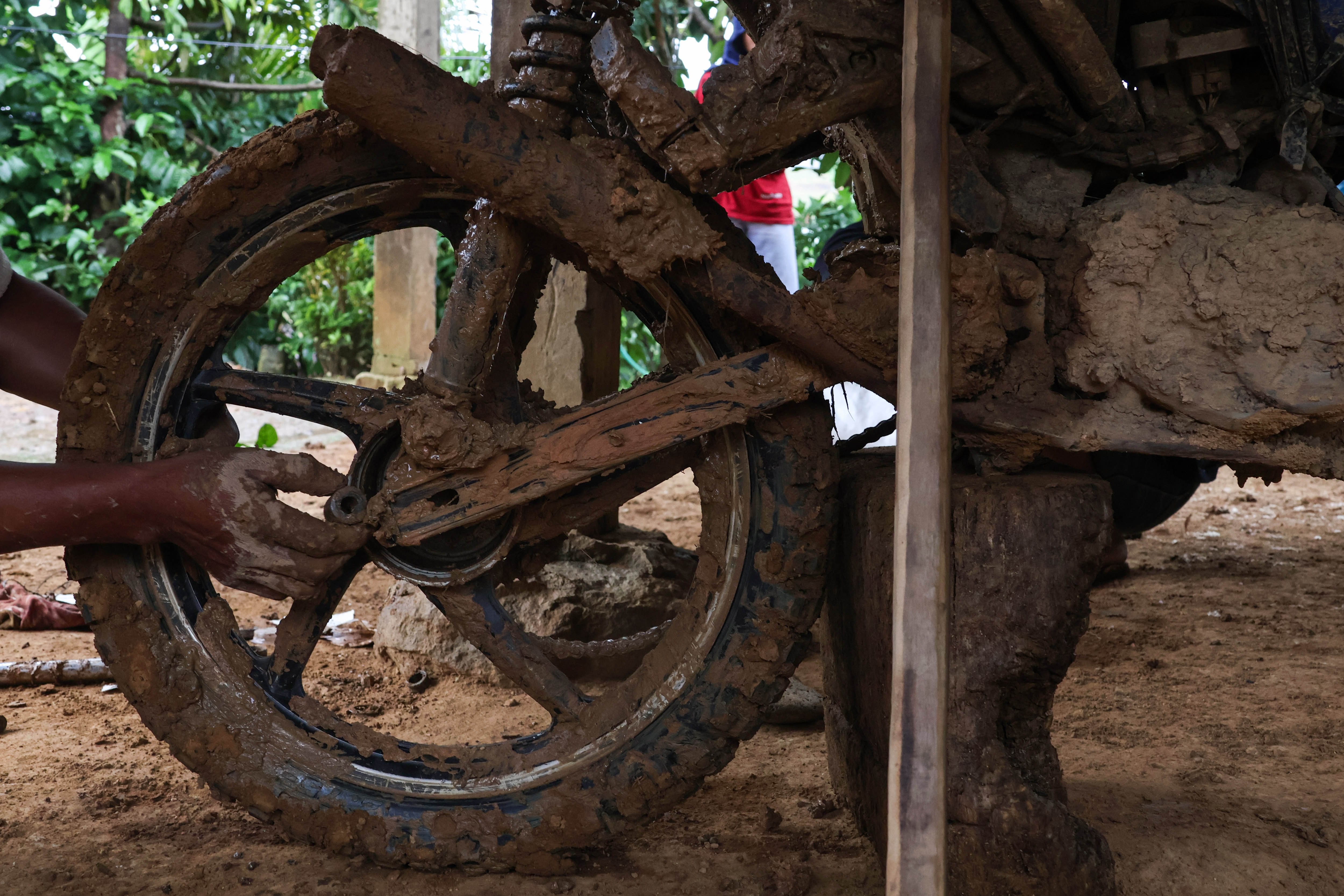 Tukang ojek memperbaiki motornya sebelum melanjutkan perjalanan di Kecamatan Seko, Kabupaten Luwu Utara, Sulawesi Selatan.
