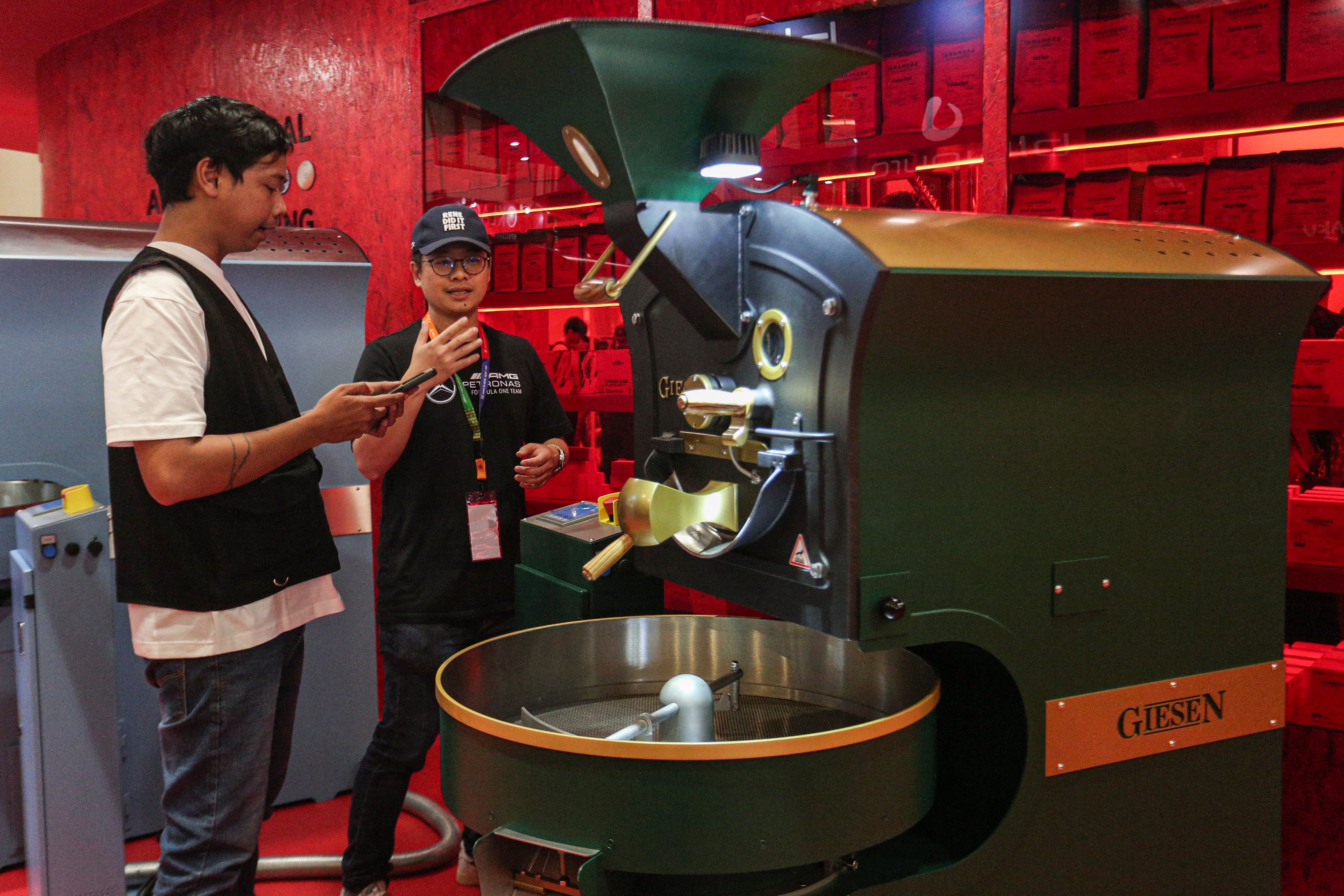 Pengunjung melihat mesin pengolahan kopi di salah satu stan pada pameran World of Coffee Jakarta 2025 di Jakarta International Convention Center (JICC), Kamis (15/5/2025). Pameran yang pertama kali diadakan di Indonesia dan berlangsung hingga 17 Mei 2025 ini diikuti oleh lebih dari 400 merek kopi terkemuka yang menjadi wadah bagi pelaku industri, pemerintah dan para profesional kopi global dalam menemukan peluang bisnis di industri tersebut.