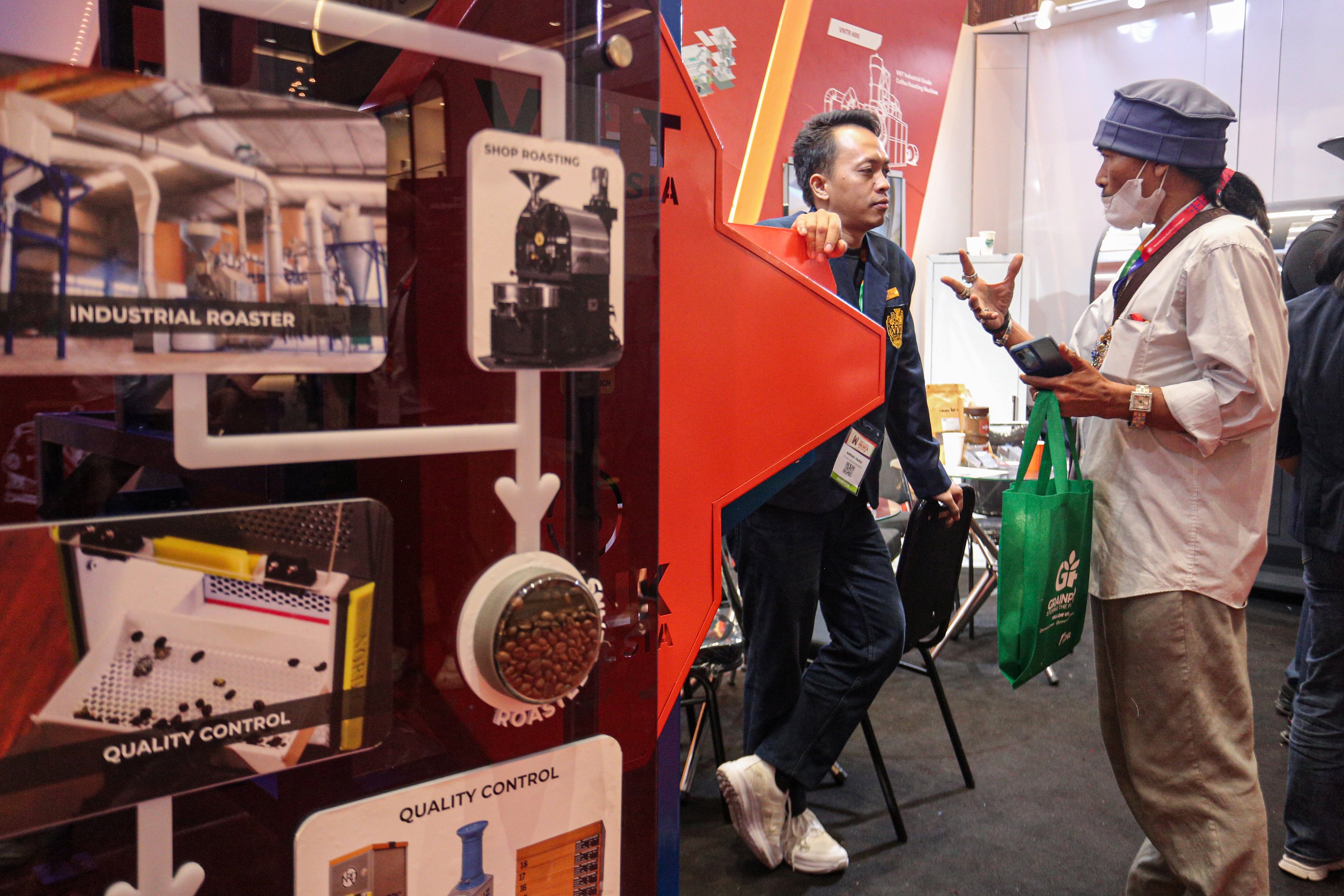 Pengunjung berinteraksi dengan petugas di salah satu stan pada pameran World of Coffee Jakarta 2025 di Jakarta International Convention Center (JICC), Kamis (15/5/2025). Pameran yang pertama kali diadakan di Indonesia dan berlangsung hingga 17 Mei 2025 ini diikuti oleh lebih dari 400 merek kopi terkemuka yang menjadi wadah bagi pelaku industri, pemerintah dan para profesional kopi global dalam menemukan peluang bisnis di industri tersebut.