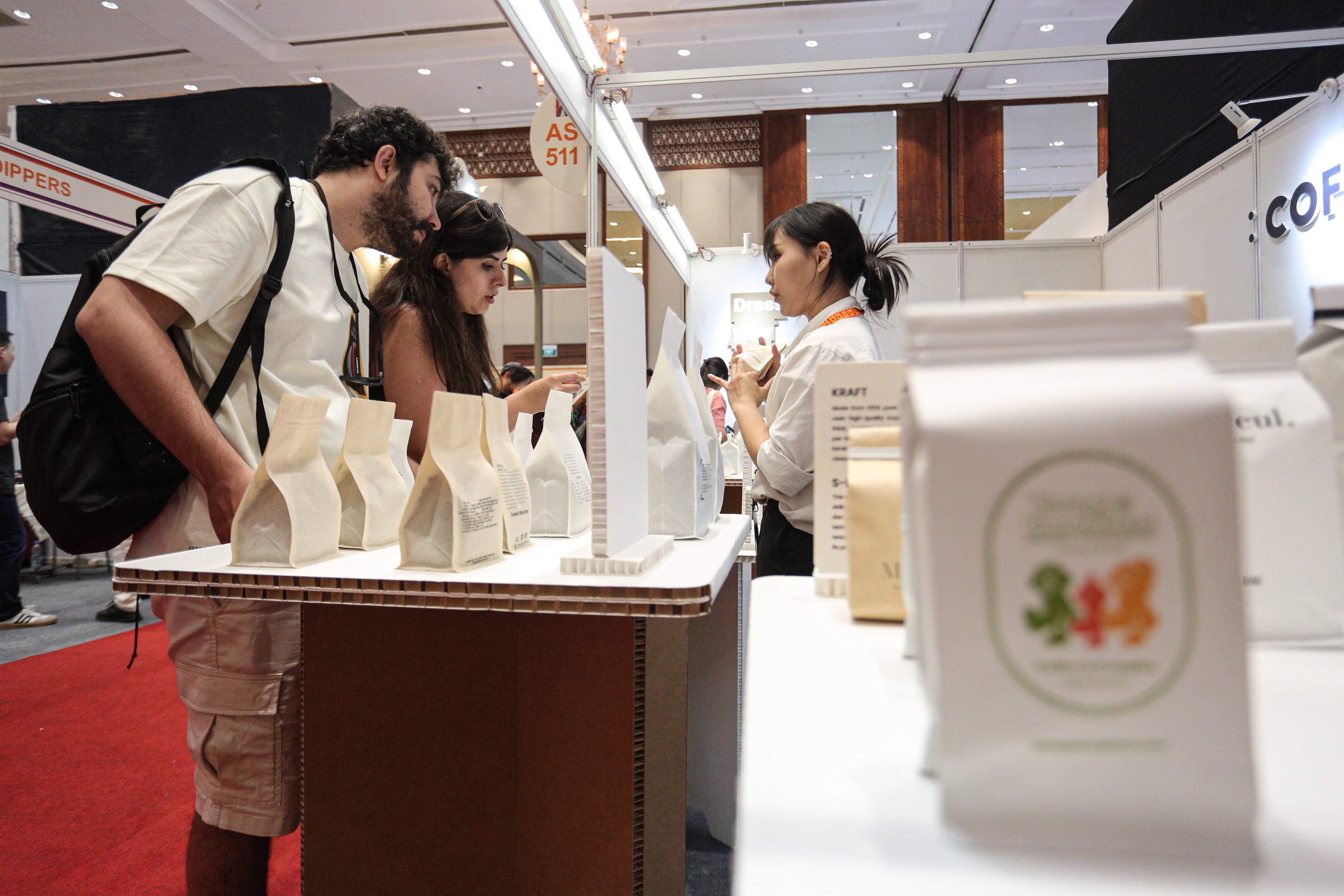 Pengunjung melihat produk kopi di salah satu stan pada pameran World of Coffee Jakarta 2025 di Jakarta International Convention Center (JCC), Kamis (15/5/2025). Pameran yang pertama kali diadakan di Indonesia dan berlangsung hingga 17 Mei 2025 ini diikuti oleh lebih dari 400 merek kopi terkemuka yang menjadi wadah bagi pelaku industri, pemerintah dan para profesional kopi global dalam menemukan peluang bisnis di industri tersebut. 