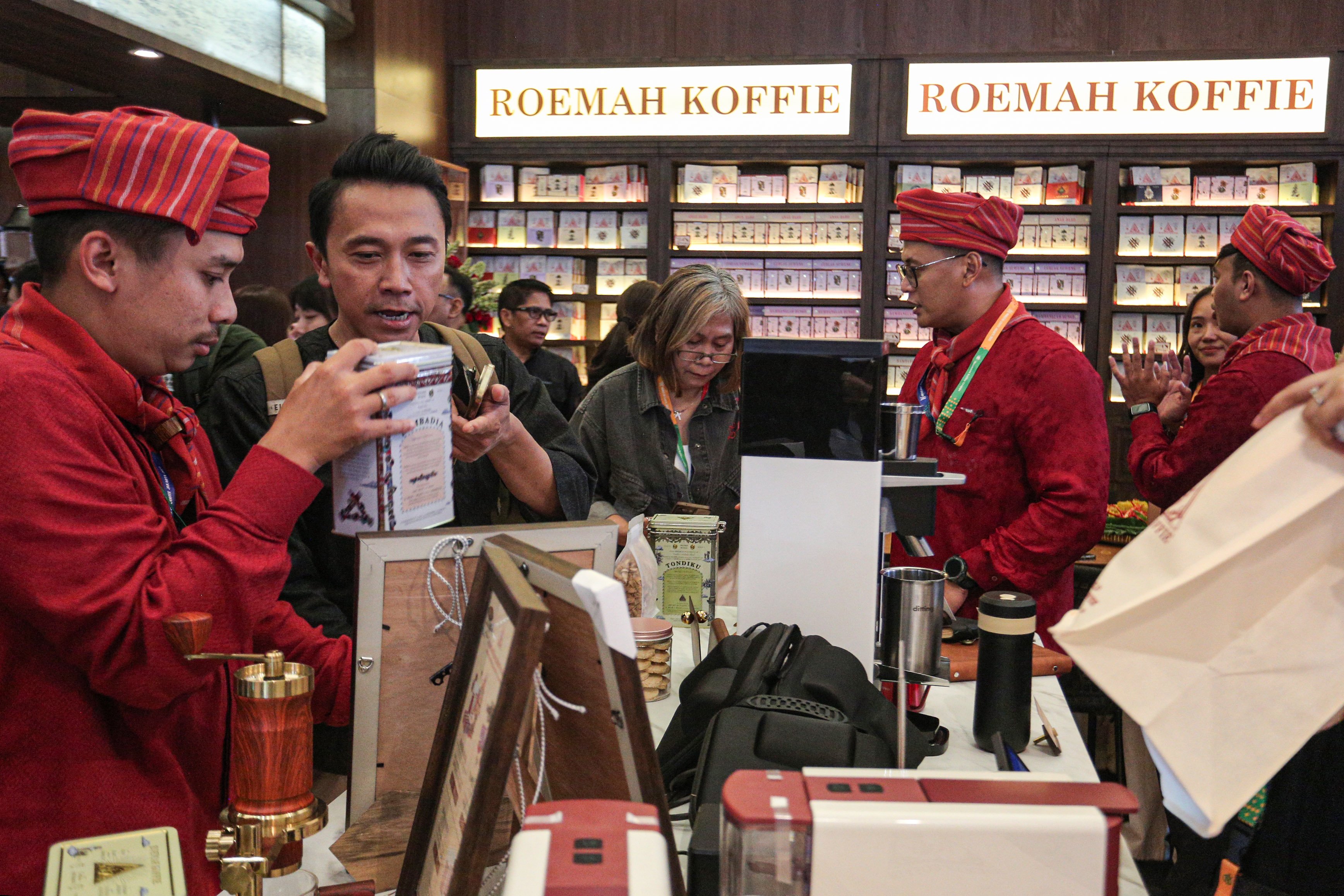 Pengunjung melihat produk kopi di salah satu stan pada pameran World of Coffee Jakarta 2025 di Jakarta International Convention Center (JCC), Kamis (15/5/2025). Pameran yang pertama kali diadakan di Indonesia dan berlangsung hingga 17 Mei 2025 ini diikuti oleh lebih dari 400 merek kopi terkemuka yang menjadi wadah bagi pelaku industri, pemerintah dan para profesional kopi global dalam menemukan peluang bisnis di industri tersebut. 