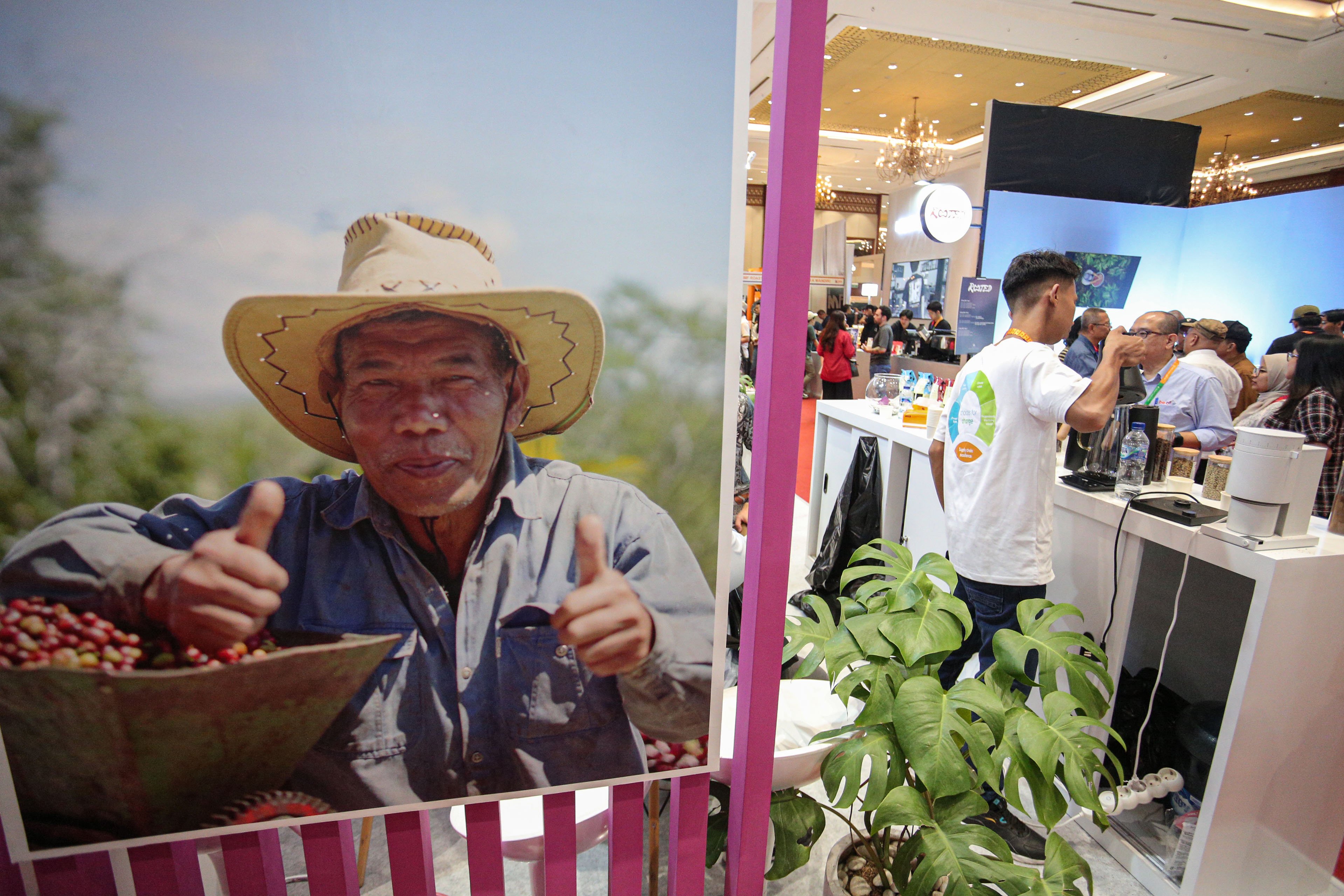 Barista membuat minuman kopi pada pameran World of Coffee Jakarta 2025 di Jakarta International Convention Center (JICC), Kamis (15/5/2025). Pameran yang pertama kali diadakan di Indonesia dan berlangsung hingga 17 Mei 2025 ini diikuti oleh lebih dari 400 merek kopi terkemuka yang menjadi wadah bagi pelaku industri, pemerintah dan para profesional kopi global dalam menemukan peluang bisnis di industri tersebut. 