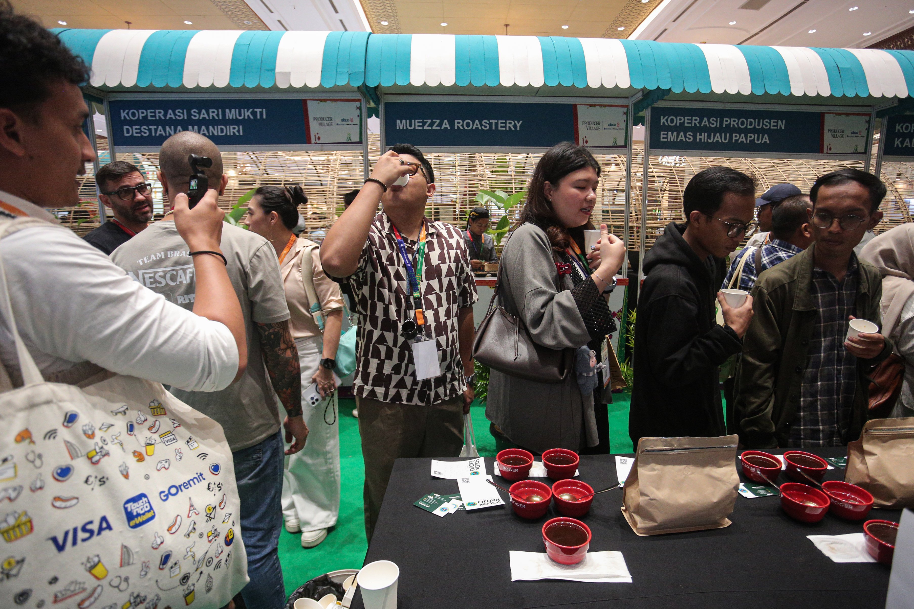 Pengunjung mencicipi kopi di salah satu stan pada pameran World of Coffee Jakarta 2025 di Jakarta International Convention Center (JCC), Kamis (15/5/2025). Pameran yang pertama kali diadakan di Indonesia dan berlangsung hingga 17 Mei 2025 ini diikuti oleh lebih dari 400 merek kopi terkemuka yang menjadi wadah bagi pelaku industri, pemerintah dan para profesional kopi global dalam menemukan peluang bisnis di industri tersebut.
