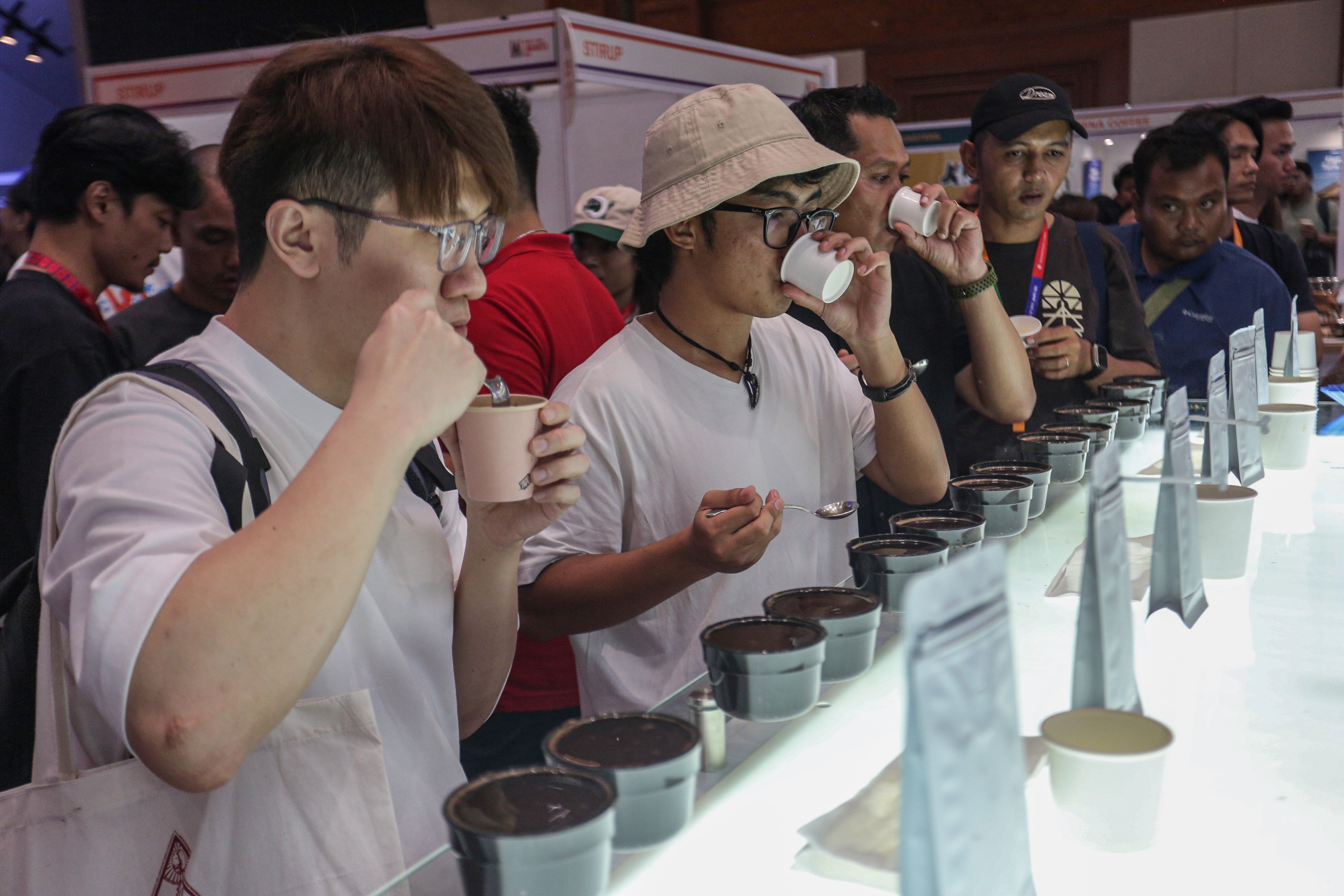 Pengunjung mencicipi kopi di salah satu stan pada pameran World of Coffee Jakarta 2025 di Jakarta International Convention Center (JCC), Kamis (15/5/2025). Pameran yang pertama kali diadakan di Indonesia dan berlangsung hingga 17 Mei 2025 ini diikuti oleh lebih dari 400 merek kopi terkemuka yang menjadi wadah bagi pelaku industri, pemerintah dan para profesional kopi global dalam menemukan peluang bisnis di industri tersebut.