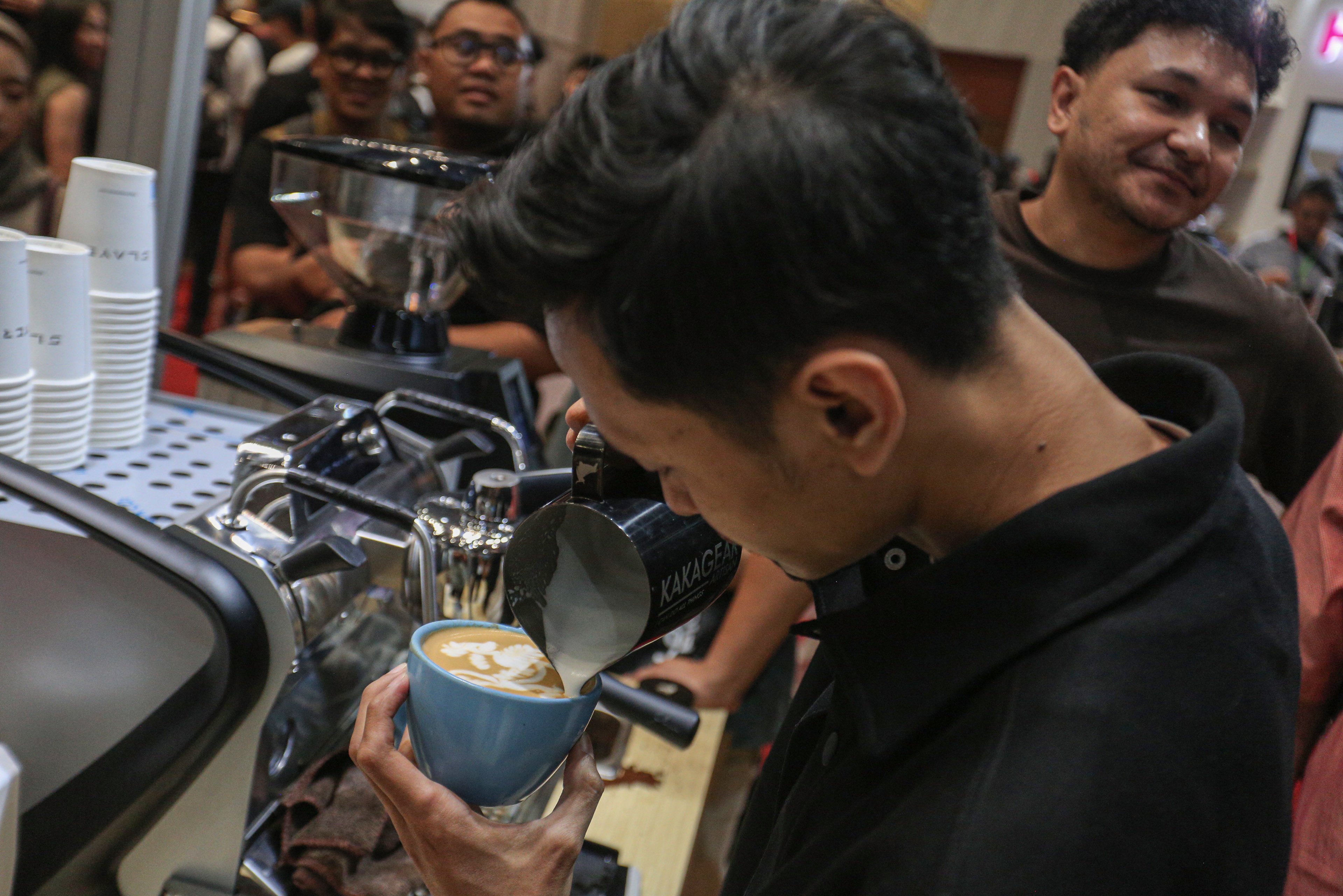 Barista membuat latte art pada pameran World of Coffee Jakarta 2025 di Jakarta International Convention Center (JICC), Kamis (15/5/2025). Pameran yang pertama kali diadakan di Indonesia dan berlangsung hingga 17 Mei 2025 ini diikuti oleh lebih dari 400 merek kopi terkemuka yang menjadi wadah bagi pelaku industri, pemerintah dan para profesional kopi global dalam menemukan peluang bisnis di industri tersebut. 