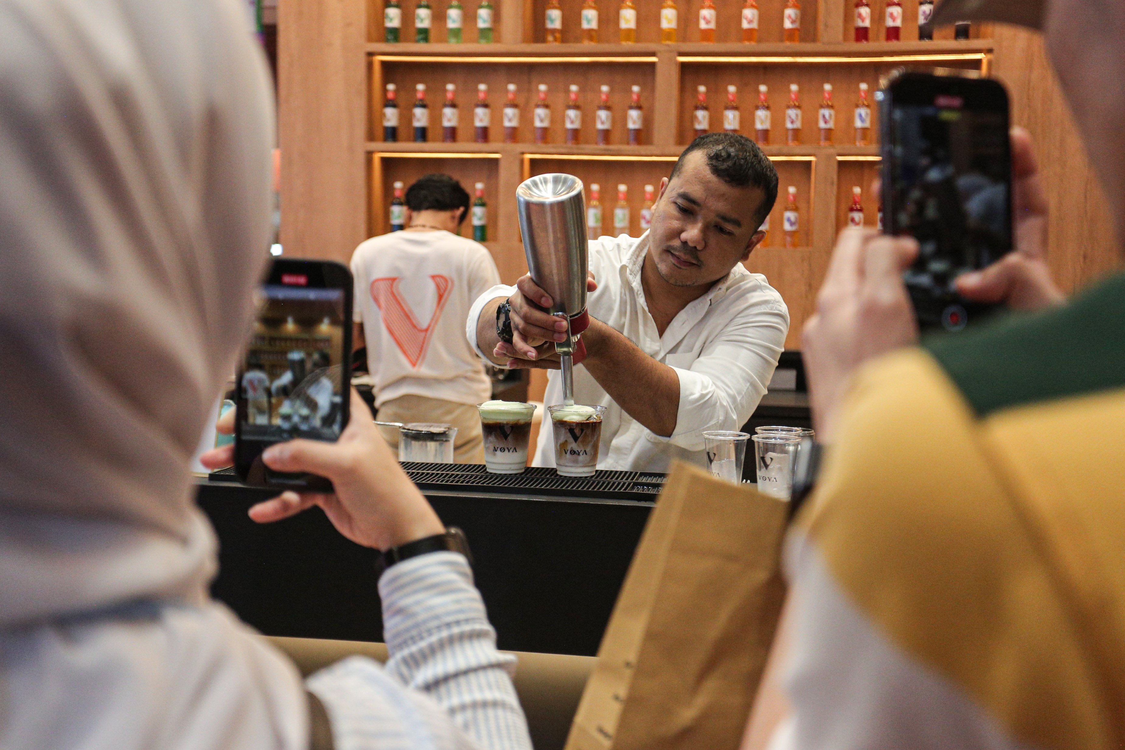 Barista membuat minuman kopi pada pameran World of Coffee Jakarta 2025 di Jakarta International Convention Center (JICC), Kamis (15/5/2025). Pameran yang pertama kali diadakan di Indonesia dan berlangsung hingga 17 Mei 2025 ini diikuti oleh lebih dari 400 merek kopi terkemuka yang menjadi wadah bagi pelaku industri, pemerintah dan para profesional kopi global dalam menemukan peluang bisnis di industri tersebut. 