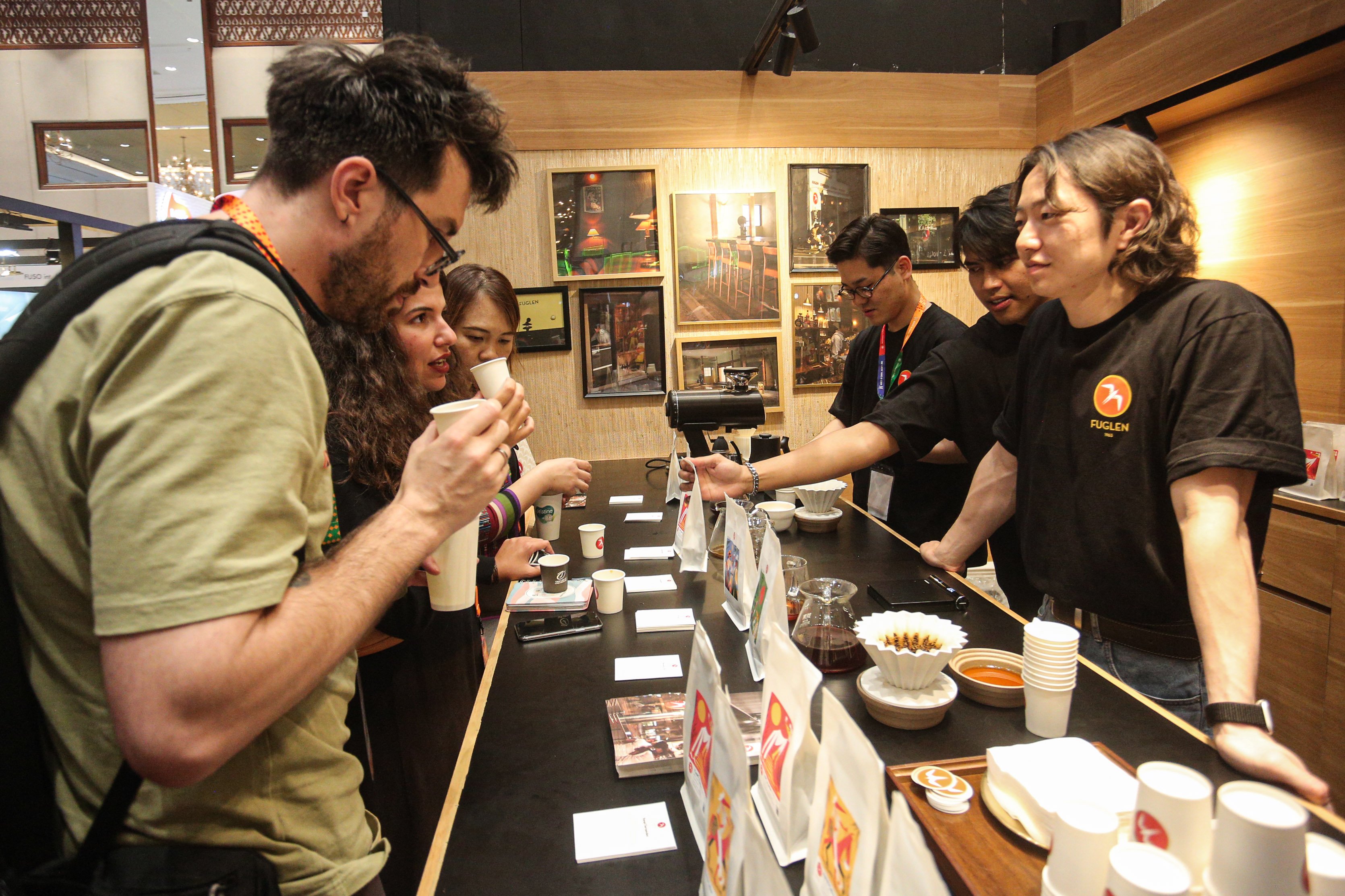 Pengunjung mencicipi kopi di salah satu stan pada pameran World of Coffee Jakarta 2025 di Jakarta International Convention Center (JICC), Kamis (15/5/2025). Pameran yang pertama kali diadakan di Indonesia dan berlangsung hingga 17 Mei 2025 ini diikuti oleh lebih dari 400 merek kopi terkemuka yang menjadi wadah bagi pelaku industri, pemerintah dan para profesional kopi global dalam menemukan peluang bisnis di industri tersebut.