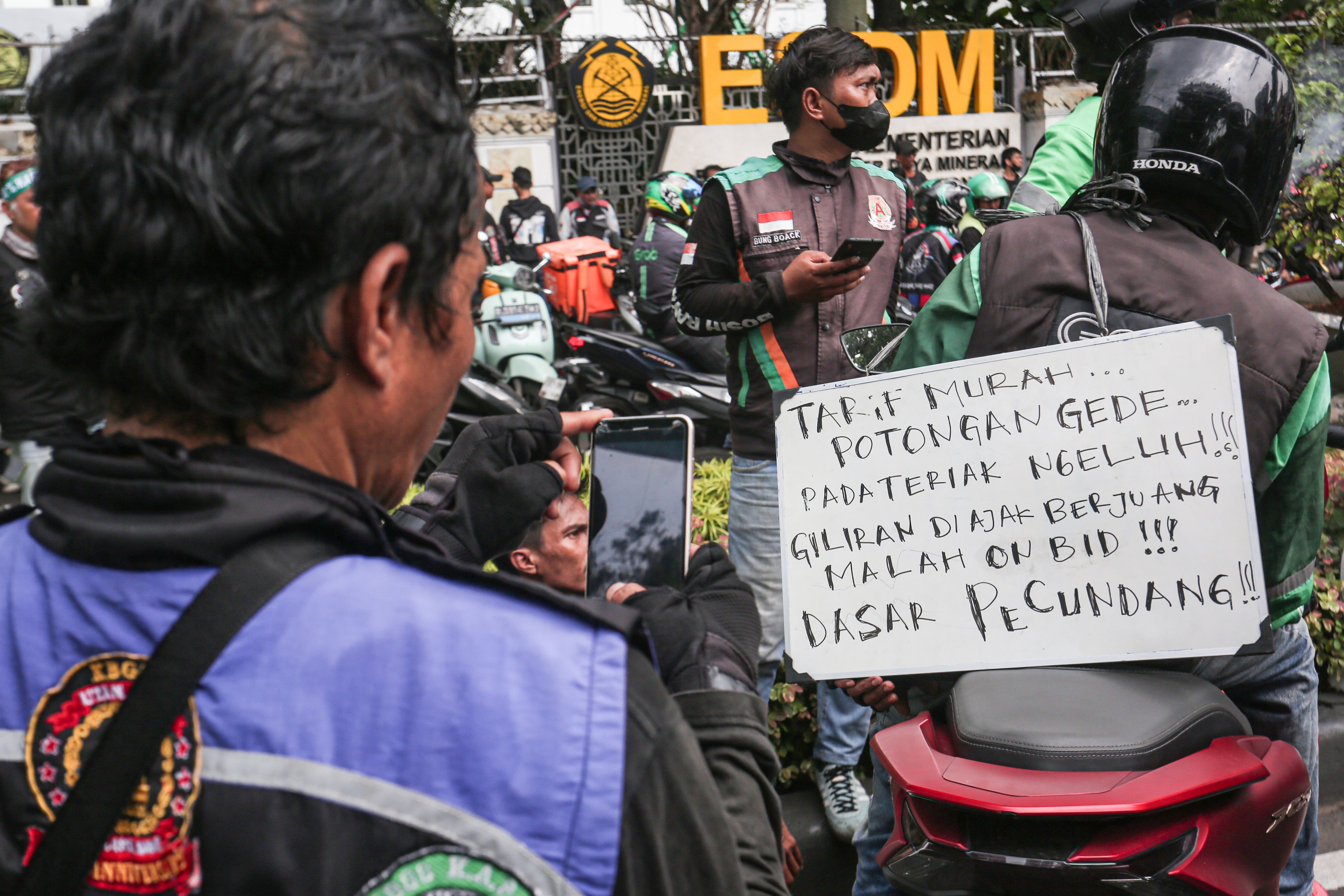 Sejumlah pengemudi ojek online (ojol) melakukan aksi demonstrasi di kawasan Patung Kuda, Monas, Jakarta Pusat, Selasa (20/5/2025). Dalam aksi ini mereka mendesak pemerintah agar memberikan sanksi tegas kepada perusahaan aplikasi yang melanggar peraturan batas maksimal potongan aplikator sebesar 20% dan menuntut agar potongan tersebut diturunkan menjadi 10% karena ketentuan sebelumnya dinilai memberatkan bagi pengemudi ojol.
