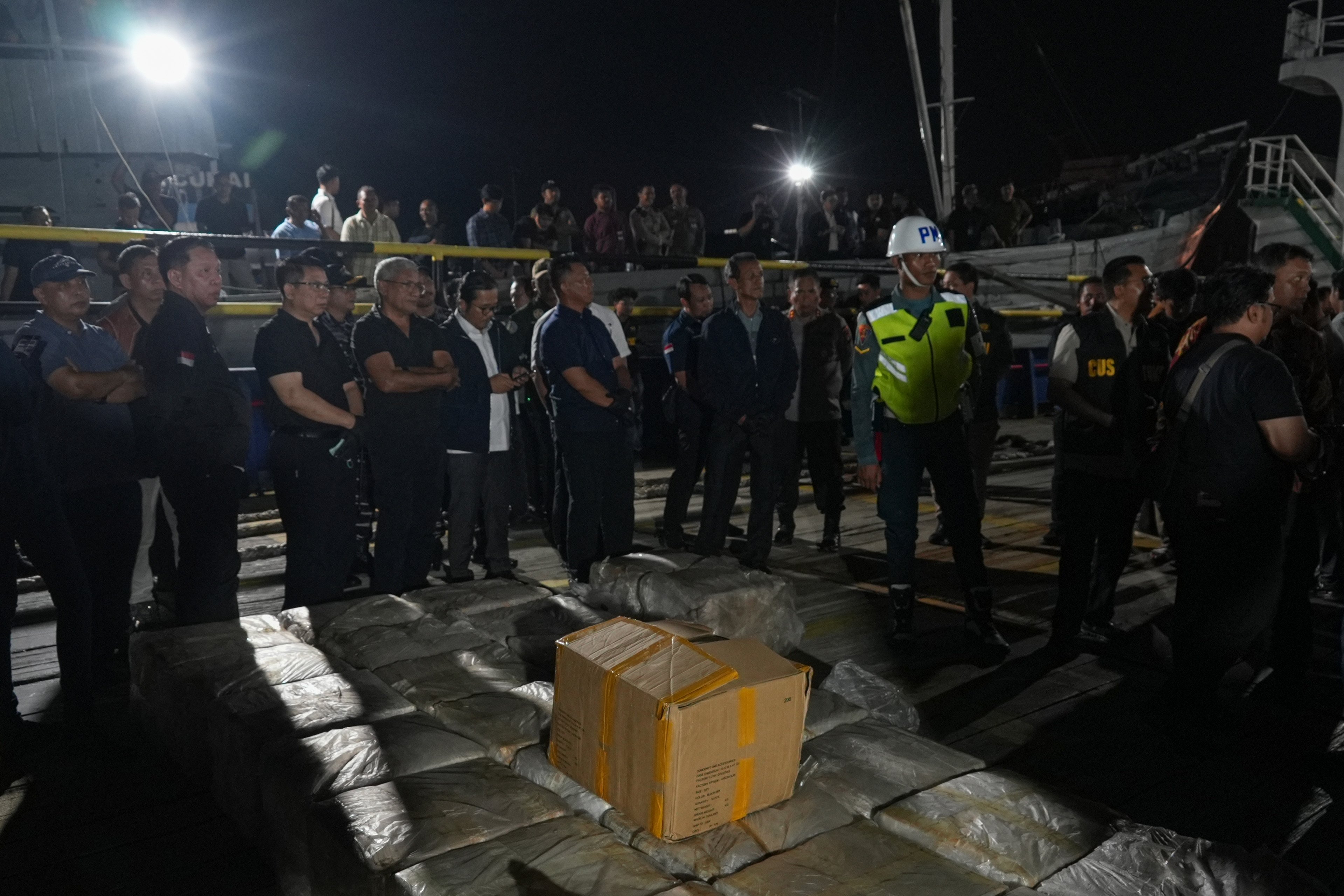 Petugas gabungan mengamankan kotak berisi narkotika dari dalam Kapal KM MT Sea Dragon Tarawa di Dermaga Bea Cukai, Tanjung Uncang, Kota Batam, Kepulauan Riau, Rabu (21/5/2025). Tim gabungan dari Badan Narkotika Nasional (BNN), TNI Angkatan Laut dan Bea Cukai berhasil menggagalkan upaya penyelundupan narkotika dari lambung kapal KM MT Sea Dragon Tarawa dengan mengamankan 67 kotak berisi sabu dan menangkap enam anak buah kapal.