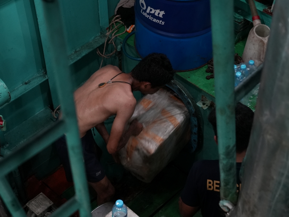 ABK mengeluarkan kotak berisi sabu dari ruang mesin Kapal MT Dragon Sea Tarawa di Dermaga Bea Cukai Batam, Rabu (21/5).