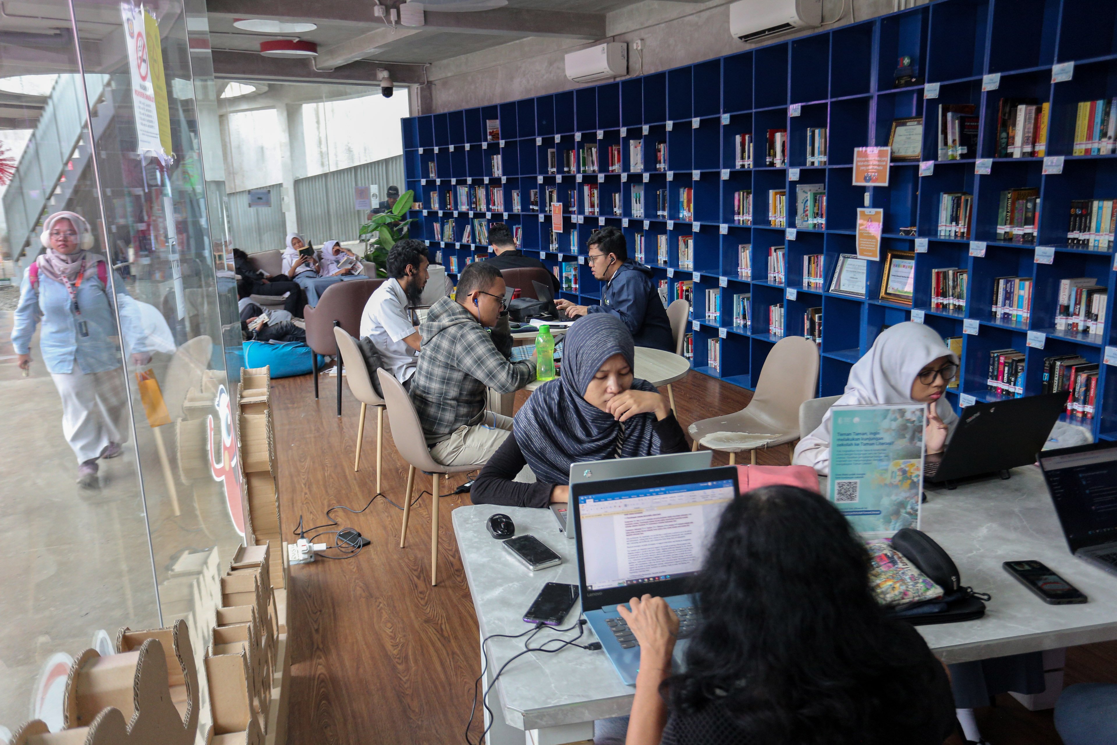 Sejumlah warga beraktivitas di perpustakaan di Taman Literasi Martha Christina Tiahahu, Blok M, Jakarta, Senin (26/5/2025). Dalam rangka menyambut HUT ke-498 Kota Jakarta yang mengusung tema Jakarta Kota Global dan Berbudaya, Pemerintah Provinsi DKI Jakarta menata kawasan Blok M menjadi hub atau penghubung antara transportasi dan fasilitas umum di kawasan tersebut.