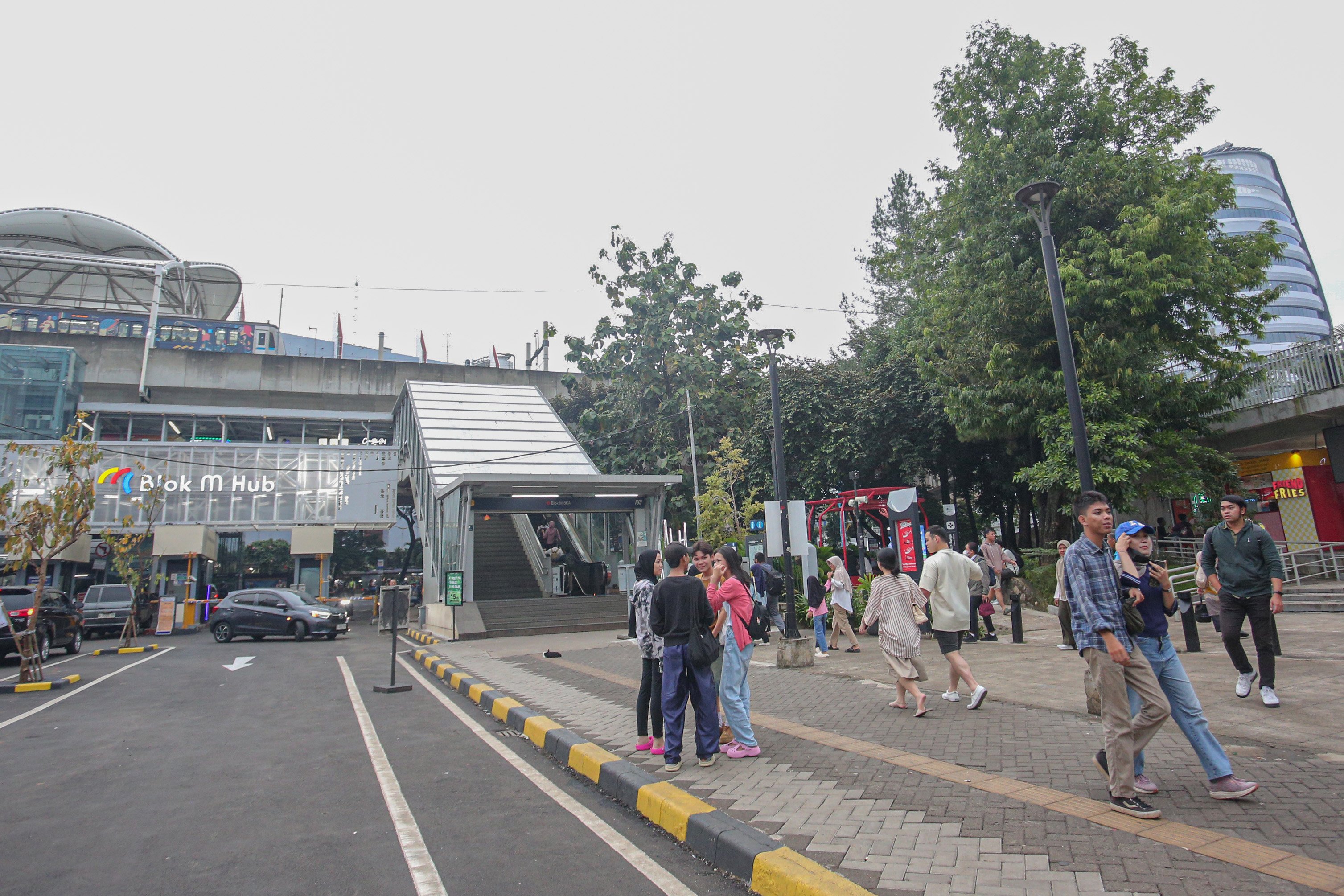 Sejumlah warga melintas di kawasan Blok M Hub, Jakarta, Senin (26/5/2025). Dalam rangka menyambut HUT ke-498 Kota Jakarta yang mengusung tema Jakarta Kota Global dan Berbudaya, Pemerintah Provinsi DKI Jakarta menata kawasan Blok M menjadi hub atau penghubung antara transportasi dan fasilitas umum di kawasan tersebut.