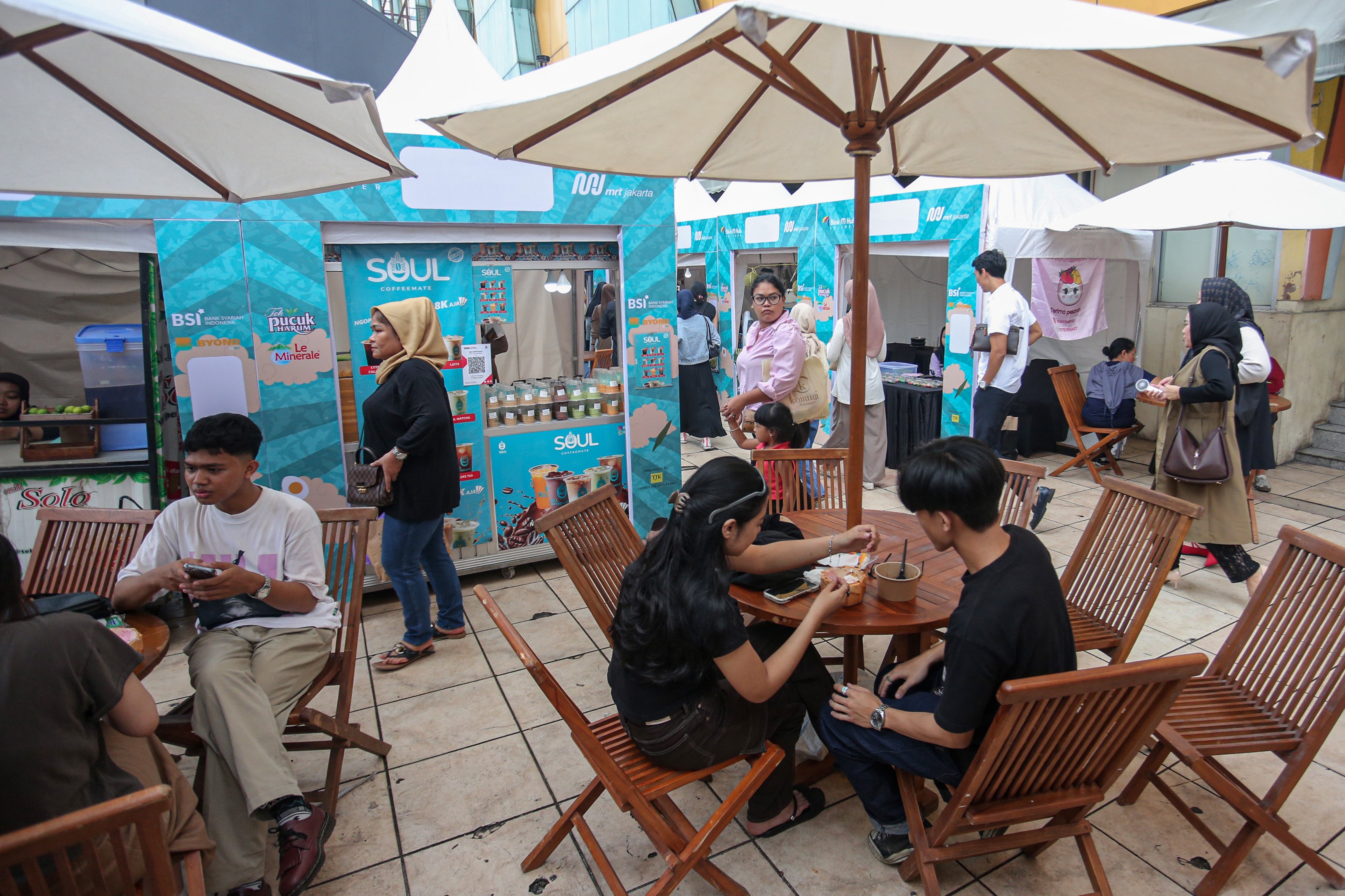 Sejumlah warga mengunjungi kawasan Blok M Hub Kuliner di Blok M, Jakarta, Senin (26/5/2025). Dalam rangka menyambut HUT ke-498 Kota Jakarta yang mengusung tema Jakarta Kota Global dan Berbudaya, Pemerintah Provinsi DKI Jakarta menata kawasan Blok M menjadi hub atau penghubung antara transportasi dan fasilitas umum di kawasan tersebut.