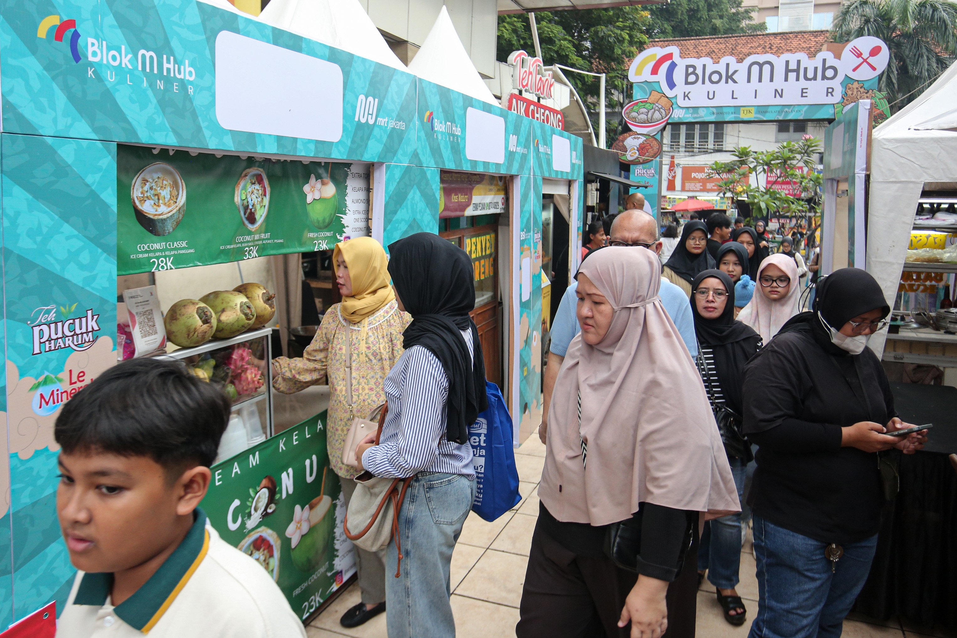Sejumlah warga mengunjungi kawasan Blok M Hub Kuliner di Blok M, Jakarta, Senin (26/5/2025). Dalam rangka menyambut HUT ke-498 Kota Jakarta yang mengusung tema Jakarta Kota Global dan Berbudaya, Pemerintah Provinsi DKI Jakarta menata kawasan Blok M menjadi hub atau penghubung antara transportasi dan fasilitas umum di kawasan tersebut.