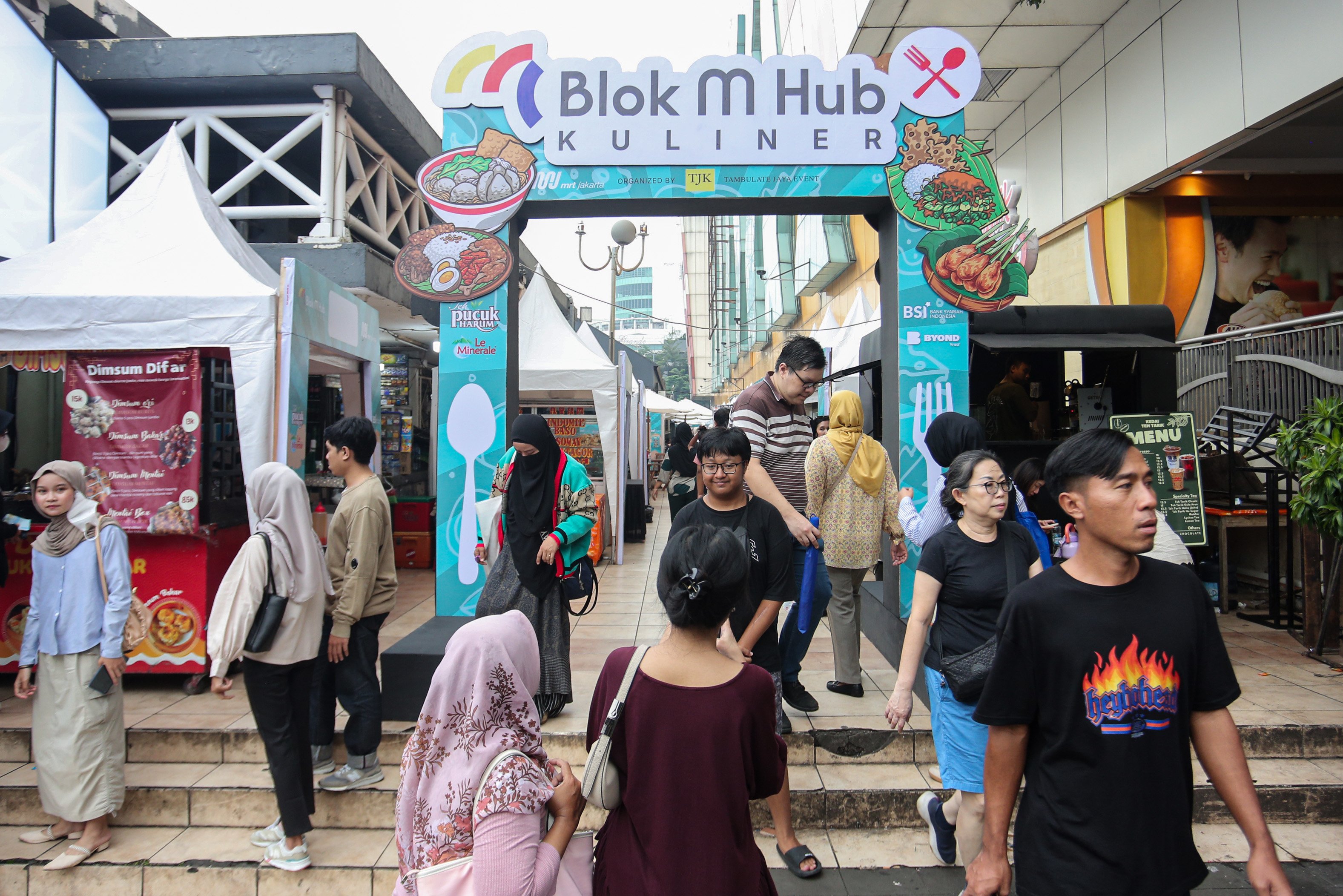 Sejumlah warga mengunjungi kawasan Blok M Hub Kuliner di Blok M, Jakarta, Senin (26/5/2025). Dalam rangka menyambut HUT ke-498 Kota Jakarta yang mengusung tema Jakarta Kota Global dan Berbudaya, Pemerintah Provinsi DKI Jakarta menata kawasan Blok M menjadi hub atau penghubung antara transportasi dan fasilitas umum di kawasan tersebut.