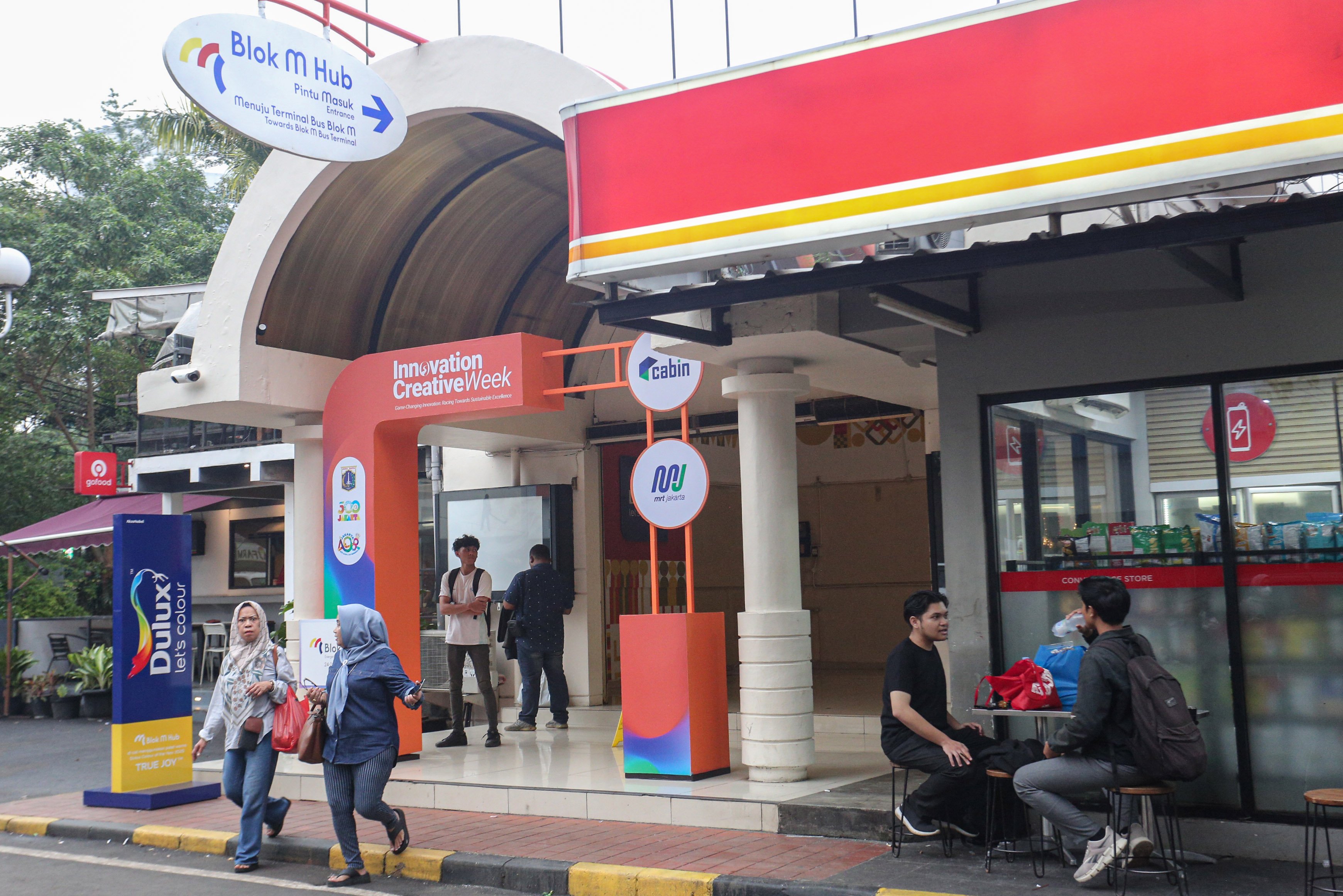 Warga berjalan keluar dari kawasan Blok M Hub, Jakarta, Senin (26/5/2025). Dalam rangka menyambut HUT ke-498 Kota Jakarta yang mengusung tema Jakarta Kota Global dan Berbudaya, Pemerintah Provinsi DKI Jakarta menata kawasan Blok M menjadi hub atau penghubung antara transportasi dan fasilitas umum di kawasan tersebut.