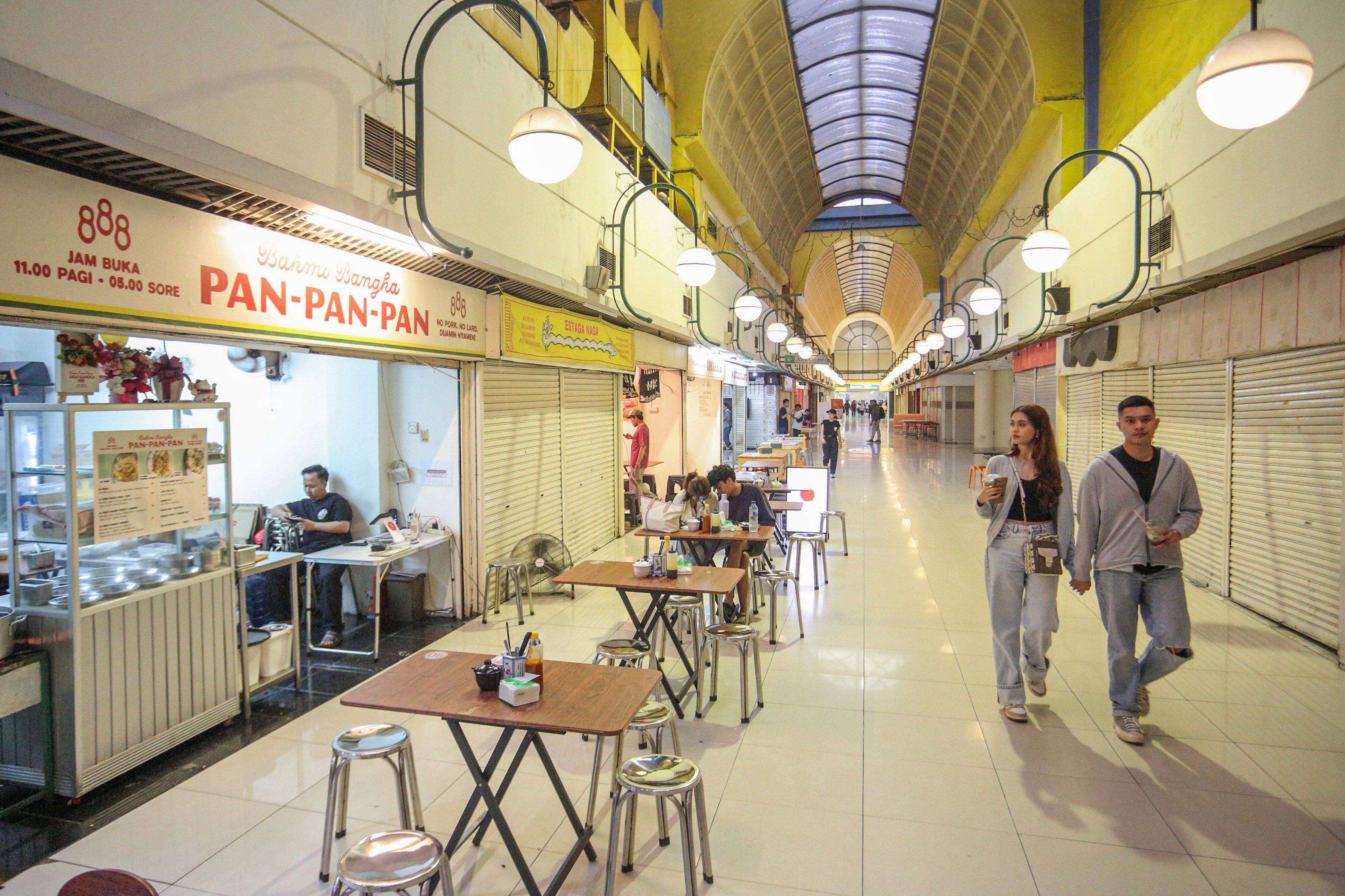Warga melintas di kawasan Blok M Hub, Jakarta, Senin (26/5/2025). Dalam rangka menyambut HUT ke-498 Kota Jakarta yang mengusung tema Jakarta Kota Global dan Berbudaya, Pemerintah Provinsi DKI Jakarta menata kawasan Blok M menjadi hub atau penghubung antara transportasi dan fasilitas umum di kawasan tersebut.