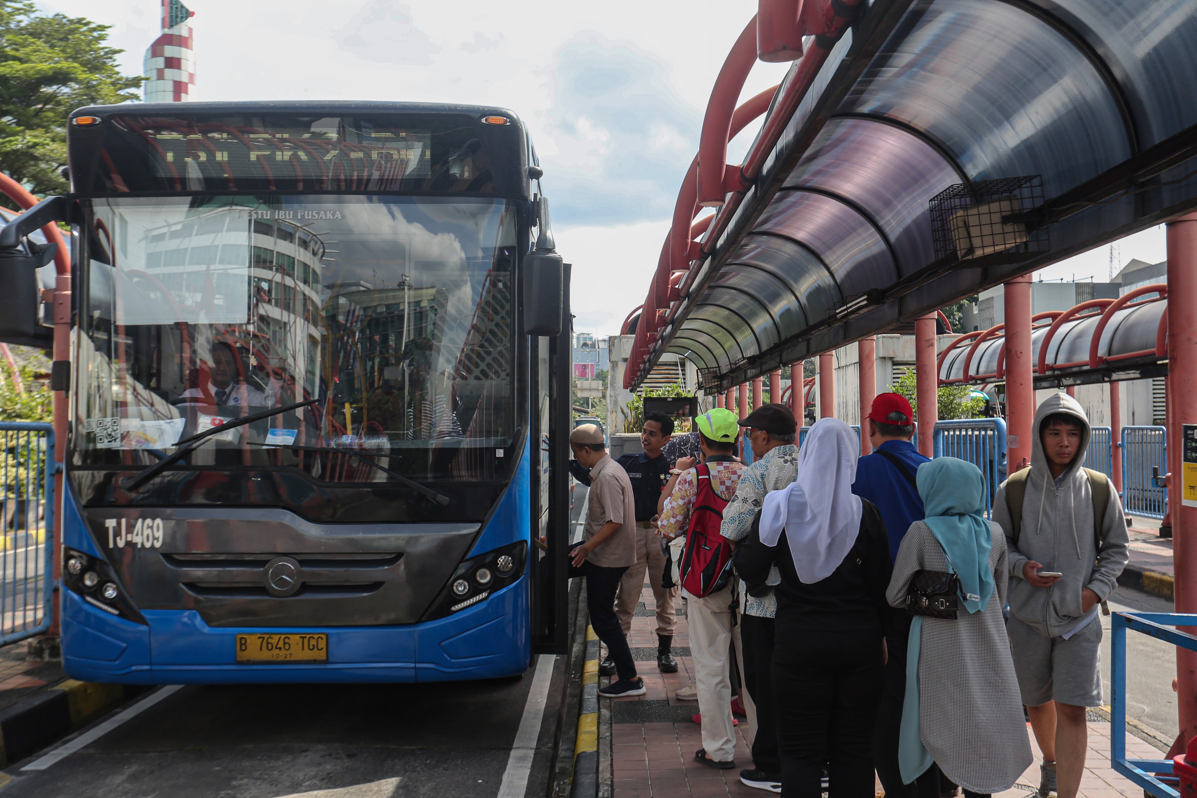 Sejumlah warga mengantre untuk menaiki Bus Transjakarta rute Alam Sutera-Blok M di terminal Blok M, Jakarta, Senin (26/5/2025). Dalam rangka menyambut HUT ke-498 Kota Jakarta yang mengusung tema Jakarta Kota Global dan Berbudaya, Pemerintah Provinsi DKI Jakarta menata kawasan Blok M menjadi hub atau penghubung antara transportasi dan fasilitas umum di kawasan tersebut. 