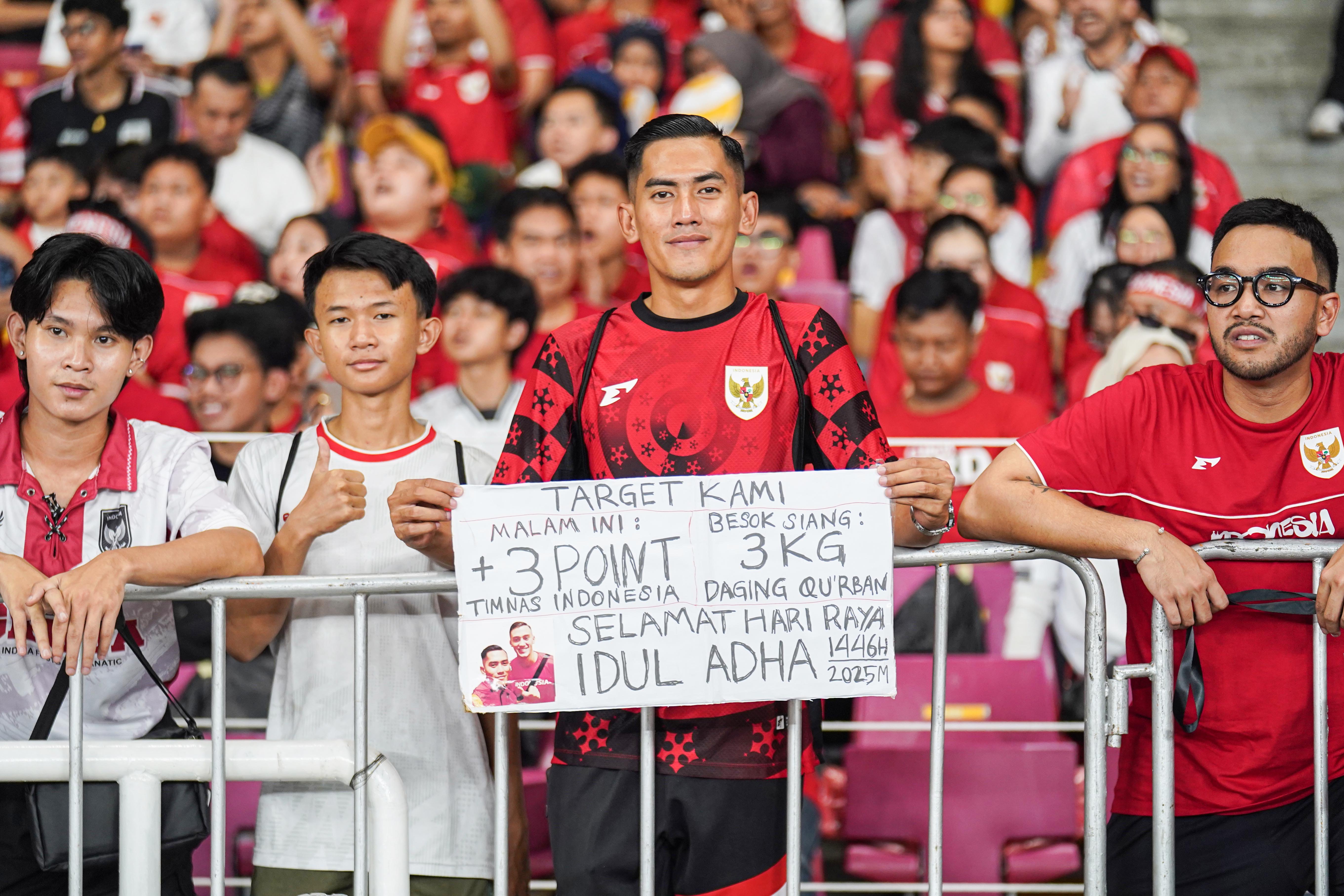 Suporter Timnas Indonesia memegang poster dukungan saat pertandingan Grup C Putaran Ketiga Kualifikasi Piala Dunia 2026 Zona Asia antara Timnas Indonesia melawan China di Stadion Utama Gelora Bung Karno, Jakarta, Kamis (5/6/2025). Pada laga tersebut Indonesia berhasil menang dengan skor akhir 1-0.