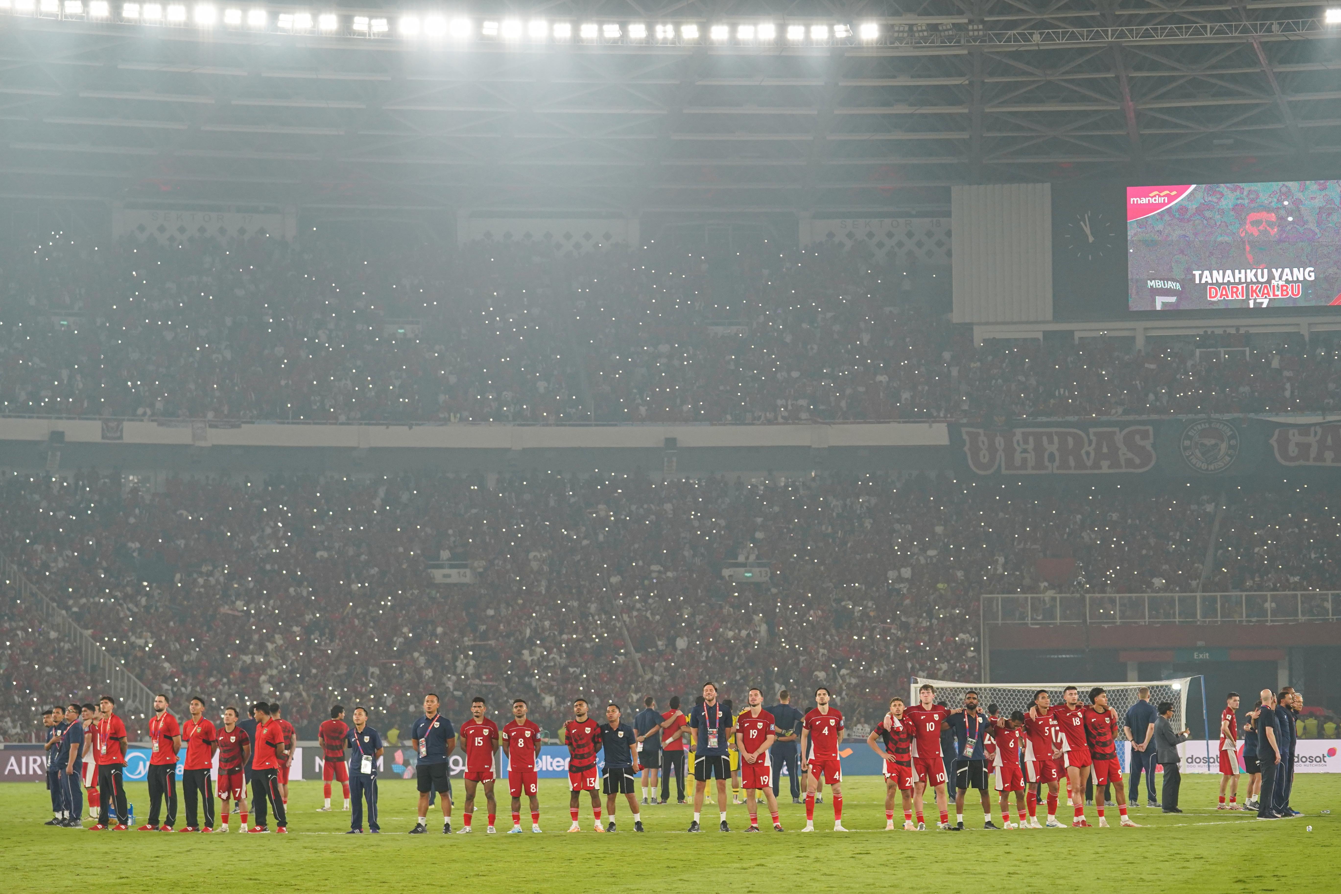 Pemain Timnas Indonesia menyanyikan lagu Tanah Airku usai melawan Timnas China di pertandingan Grup C Putaran Ketiga Kualifikasi Piala Dunia 2026 Zona Asia di Stadion Utama Gelora Bung Karno, Jakarta, Kamis (5/6/2025). Pada laga tersebut Indonesia berhasil menang dengan skor akhir 1-0.