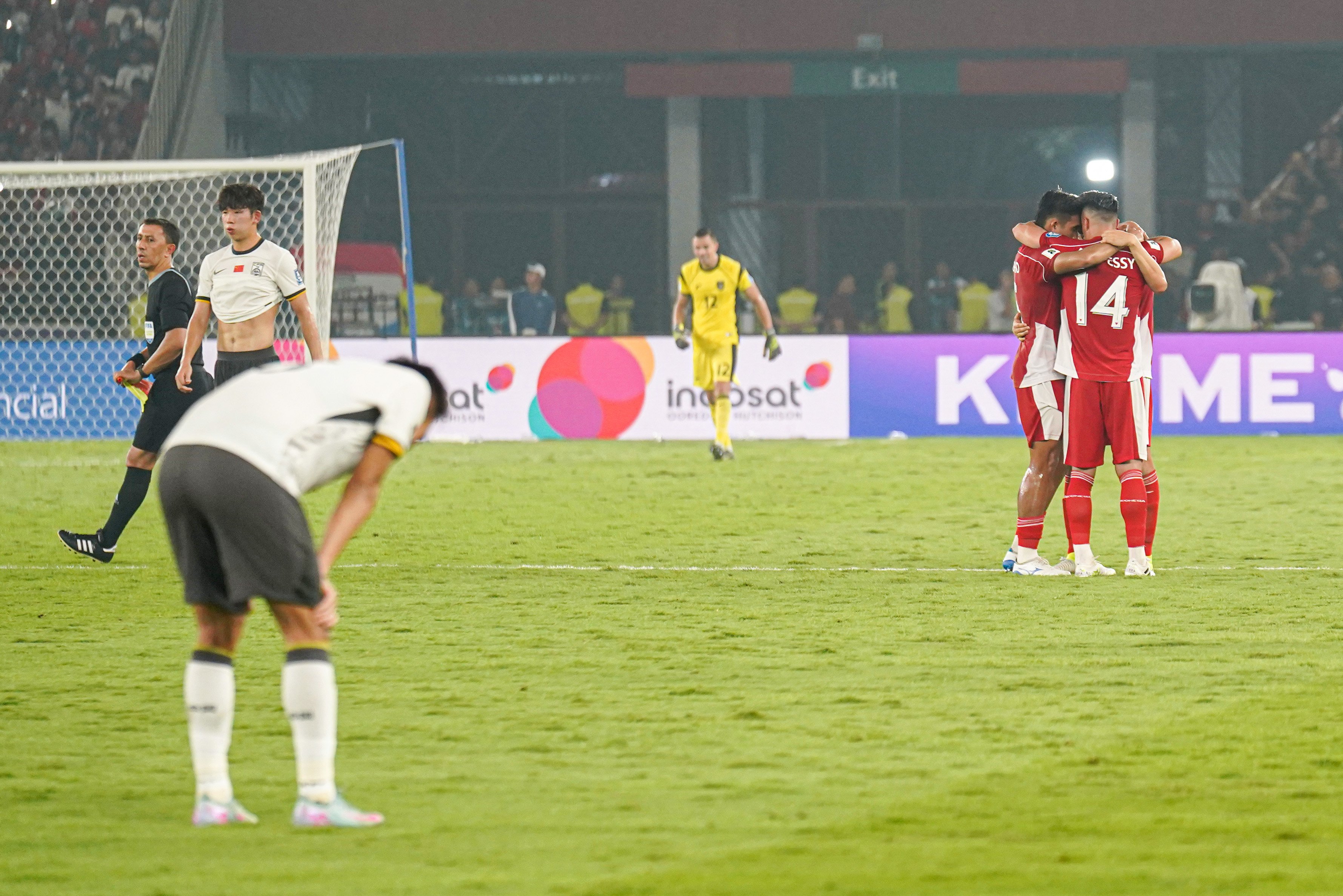 Pemain Timnas Indonesia saling merangkul usai mengalahkan Timnas China dalam pertandingan Grup C Putaran Ketiga Kualifikasi Piala Dunia 2026 Zona Asia di Stadion Utama Gelora Bung Karno, Jakarta, Kamis (5/6/2025). Pada laga tersebut Indonesia berhasil menang dengan skor akhir 1-0.