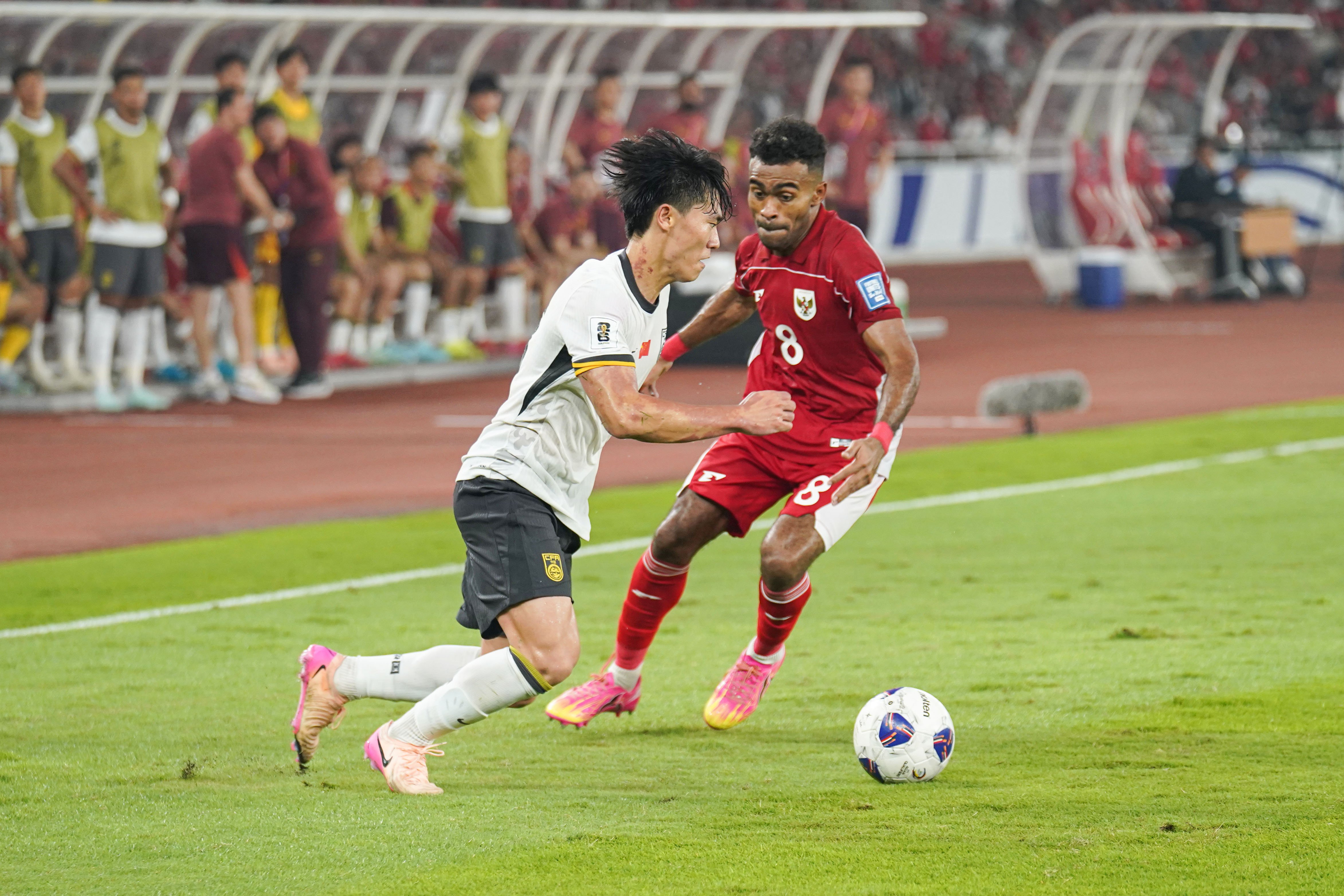 Pemain Timnas Indonesia Yakob Sayuri berebut bola dengan pemain Timnas China saat pertandingan Grup C Putaran Ketiga Kualifikasi Piala Dunia 2026 Zona Asia di Stadion Utama Gelora Bung Karno, Jakarta, Kamis (5/6/2025). Pada laga tersebut Indonesia berhasil menang dengan skor akhir 1-0.
