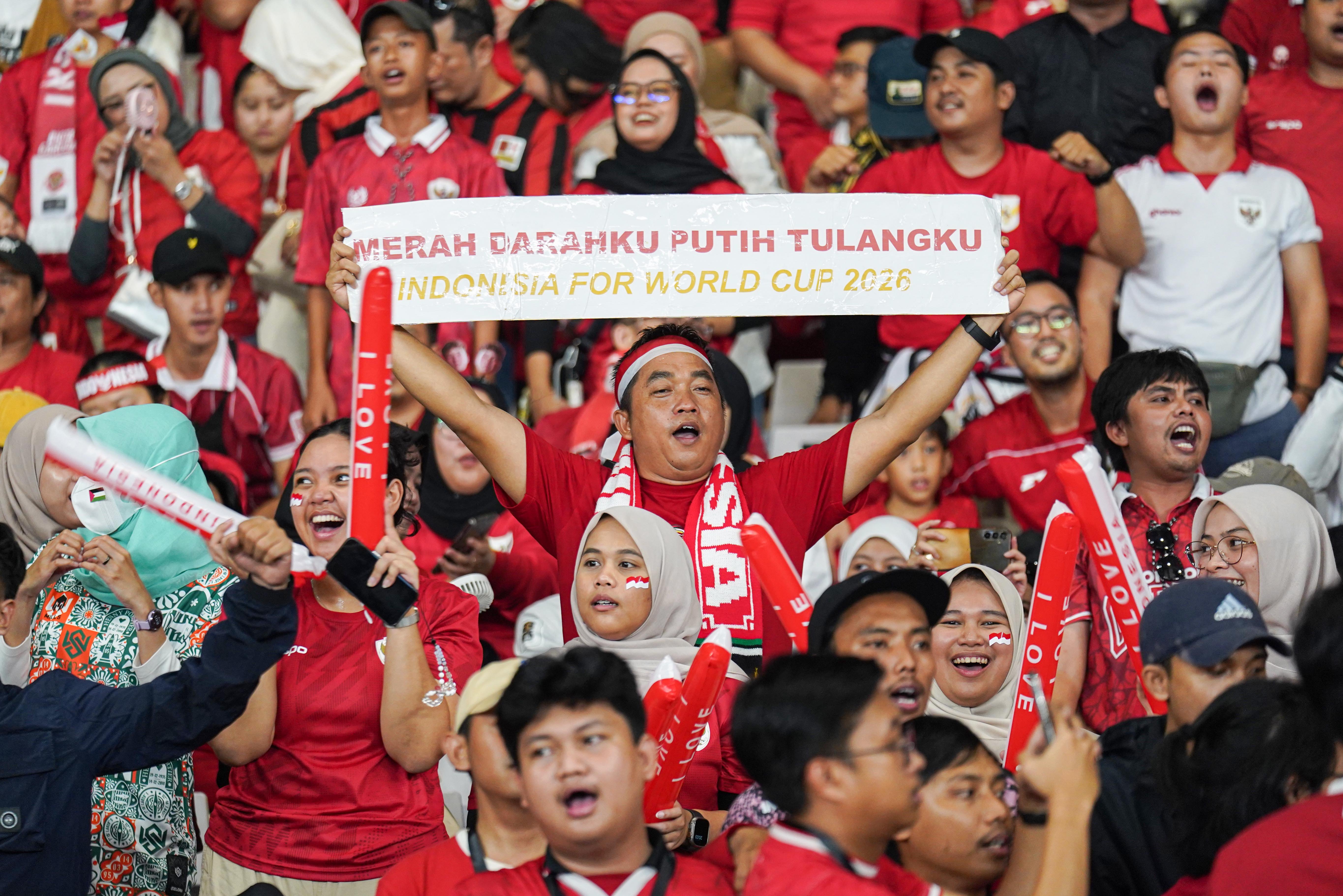 Suporter Timnas Indonesia memberikan dukungan saat pertandingan Grup C Putaran Ketiga Kualifikasi Piala Dunia 2026 Zona Asia antara Timnas Indonesia melawan Timnas China di Stadion Utama Gelora Bung Karno, Jakarta, Kamis (5/6/2025). Pada laga tersebut Indonesia berhasil menang dengan skor akhir 1-0.