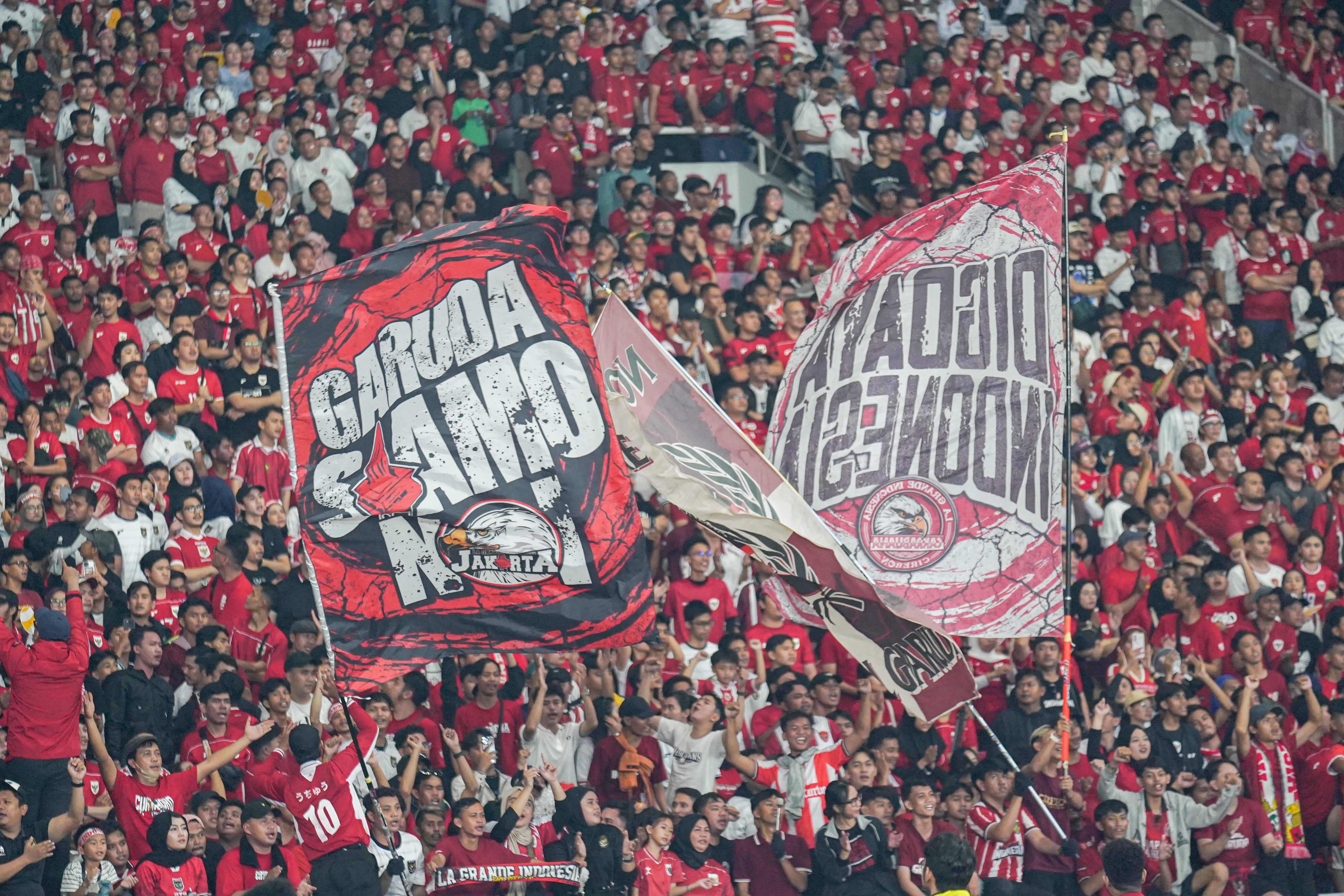 Suporter Timnas Indonesia memberikan dukungan saat pertandingan Grup C Putaran Ketiga Kualifikasi Piala Dunia 2026 Zona Asia antara Timnas Indonesia melawan Timnas China di Stadion Utama Gelora Bung Karno, Jakarta, Kamis (5/6/2025). Pada laga tersebut Indonesia berhasil menang dengan skor akhir 1-0.