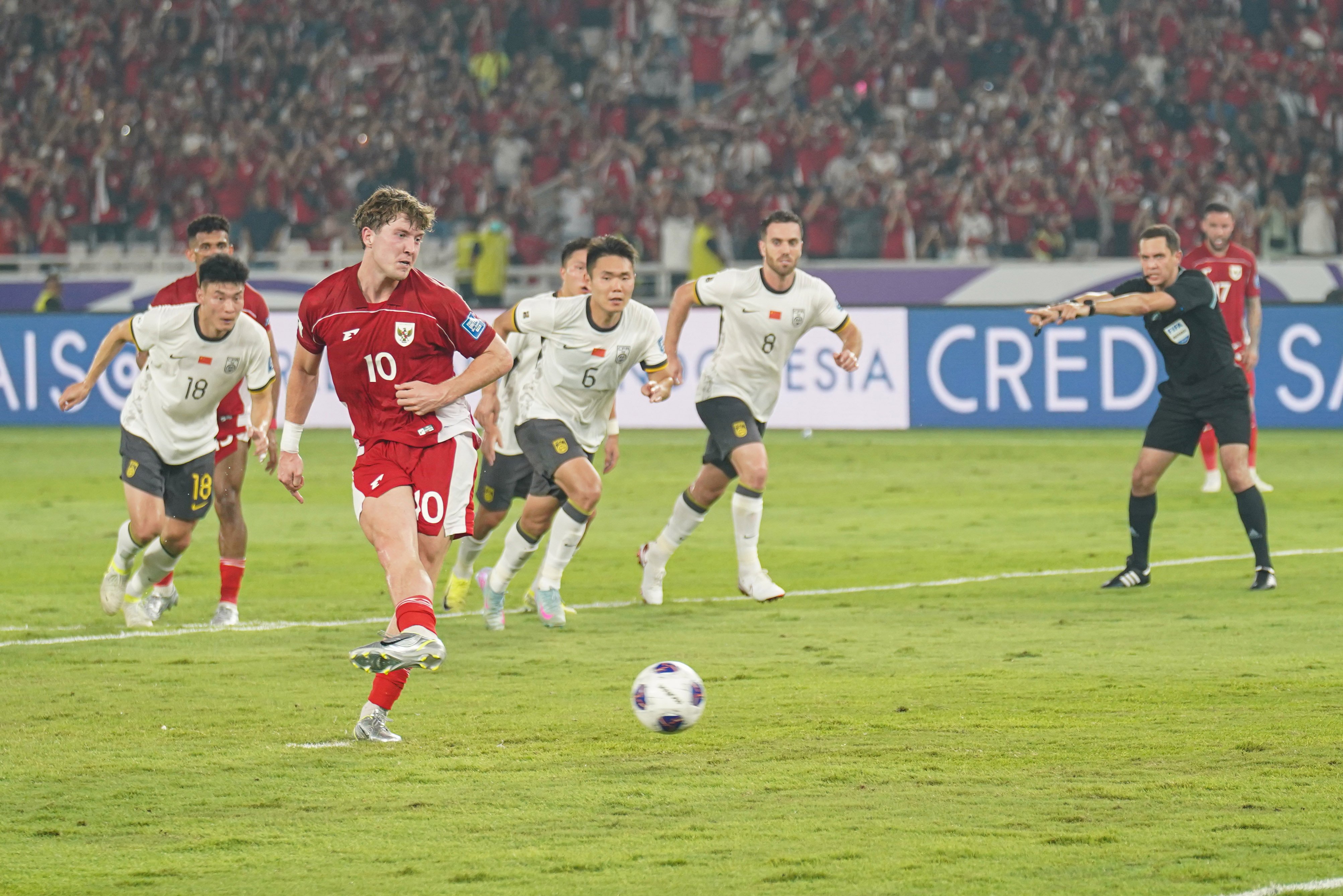 Pemain Timnas Indonesia Ole Lennard Romenij (kedua kiri) menendang bola ke gawang Timnas China dalam pertandingan Grup C Putaran Ketiga Kualifikasi Piala Dunia 2026 Zona Asia di Stadion Utama Gelora Bung Karno, Jakarta, Kamis (5/6/2025). Pada laga tersebut Indonesia berhasil menang dengan skor akhir 1-0.