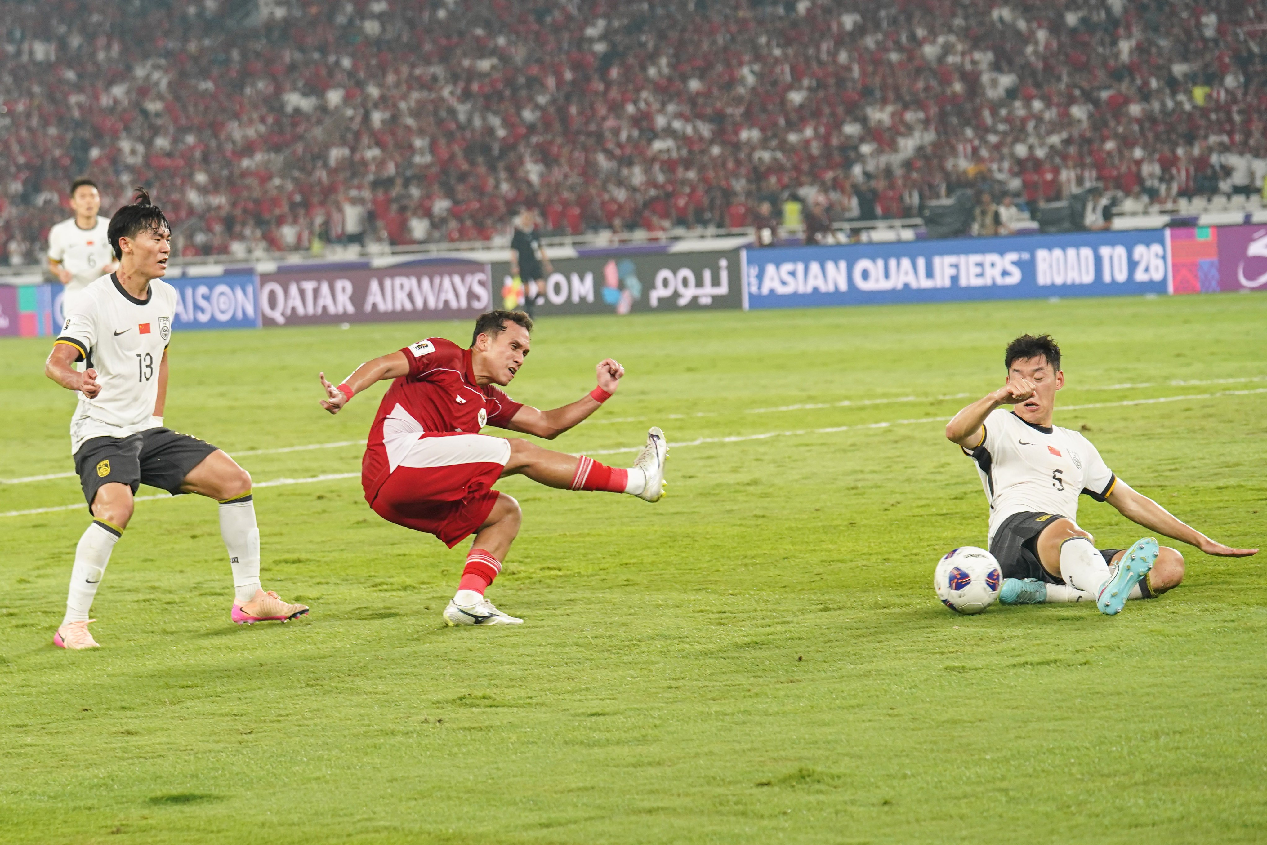Pemain Timnas Indonesia Egy Maulana Vikri (tengah) menendang bola dan dihalau oleh pemain Timnas China Wang Shangyuan (kanan) saat pertandingan Grup C Putaran Ketiga Kualifikasi Piala Dunia 2026 Zona Asia di Stadion Utama Gelora Bung Karno, Jakarta, Kamis (5/6/2025). Pada laga tersebut Indonesia berhasil menang dengan skor akhir 1-0.