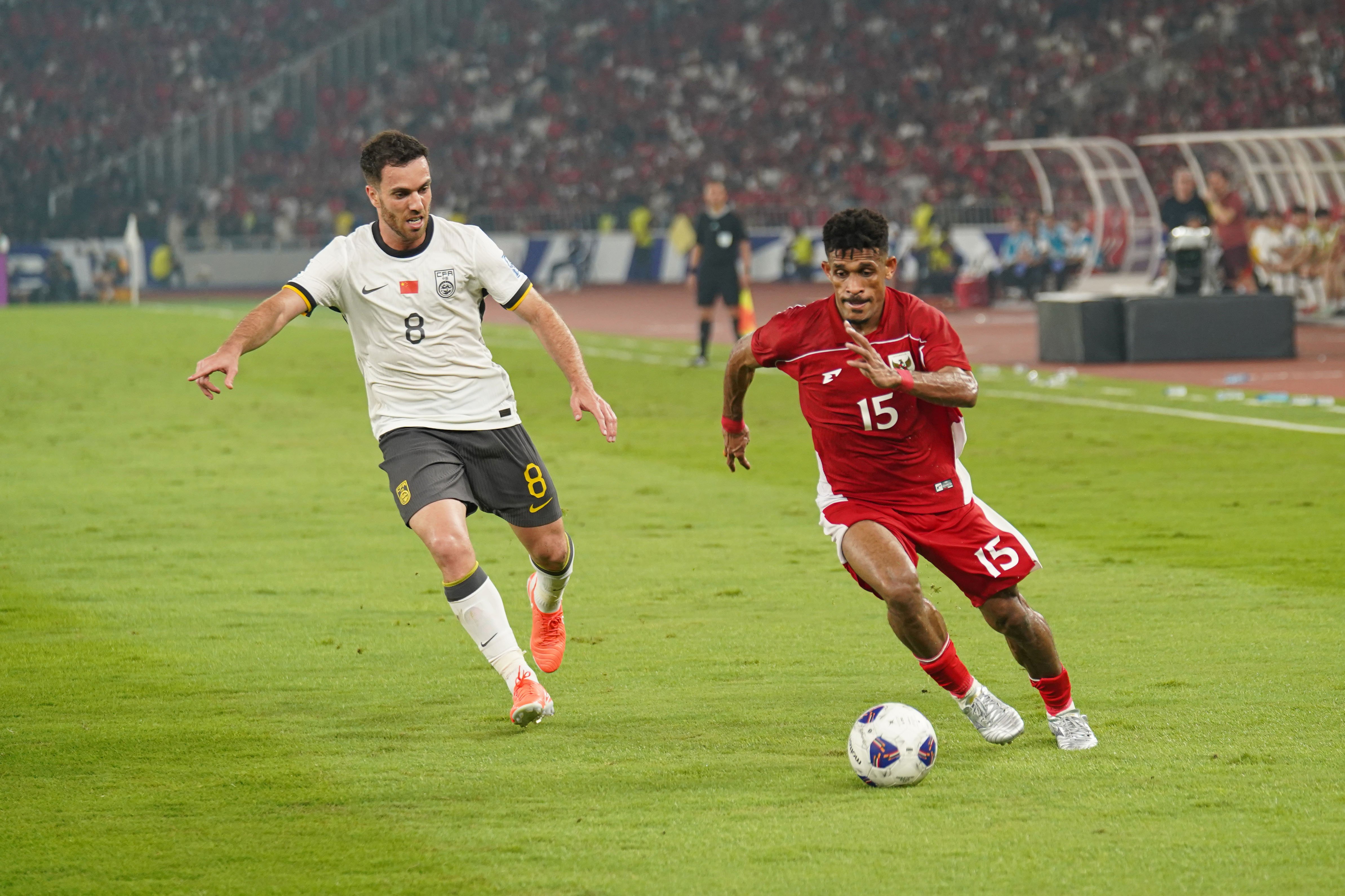 Pemain Timnas Indonesia Ricky Kambuaya (kanan) membawa bola yang dibayangi oleh pemain Timnas China Sei Erjiniao saat pertandingan Grup C Putaran Ketiga Kualifikasi Piala Dunia 2026 Zona Asia di Stadion Utama Gelora Bung Karno, Jakarta, Kamis (5/6/2025). Pada laga tersebut Indonesia berhasil menang dengan skor akhir 1-0.