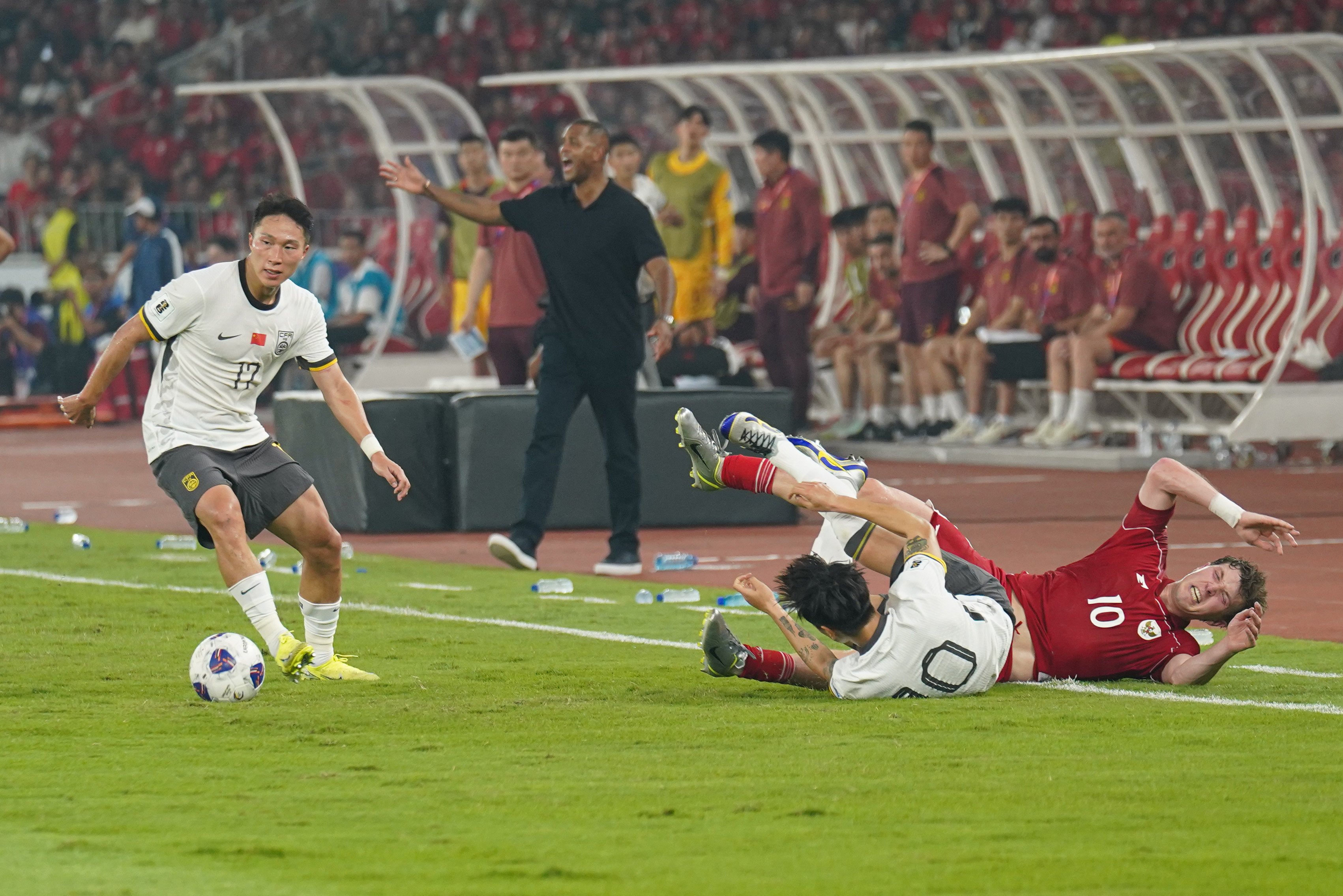 Pemain Timnas Indonesia Ole Lennard Romenij (kanan) berebut bola dengan pemain Timnas China Wei Shihao (tengah) saat pertandingan Grup C Putaran Ketiga Kualifikasi Piala Dunia 2026 Zona Asia di Stadion Utama Gelora Bung Karno, Jakarta, Kamis (5/6/2025). Pada laga tersebut Indonesia berhasil menang dengan skor akhir 1-0.