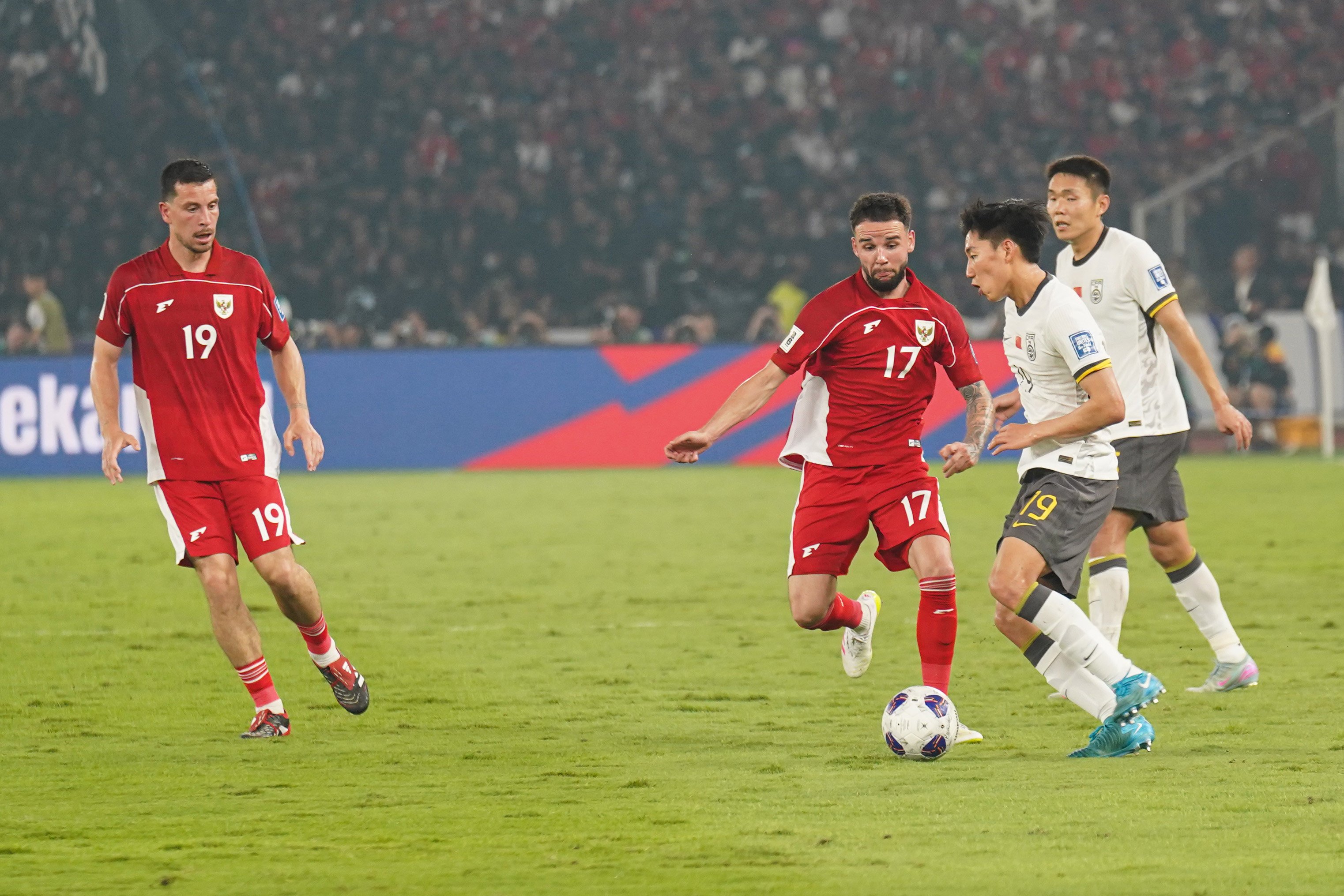 Pemain Timnas Indonesia Calvin Verdonk (kedua kiri) berebut bola dengan pemain Timnas China Cao Yongjing (kedua kanan) saat pertandingan Grup C Putaran Ketiga Kualifikasi Piala Dunia 2026 Zona Asia di Stadion Utama Gelora Bung Karno, Jakarta, Kamis (5/6/2025). Pada laga tersebut Indonesia berhasil menang dengan skor akhir 1-0.