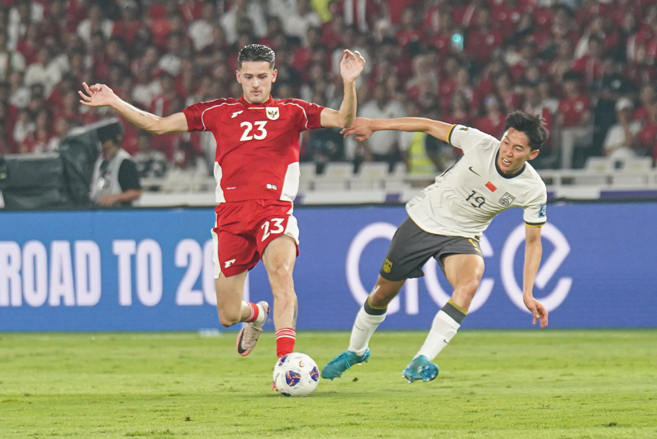 Pemain Timnas Indonesia Justin Hubner (kiri) berebut bola dengan pemain Timnas China Cao Yongjing saat pertandingan Grup C Putaran Ketiga Kualifikasi Piala Dunia 2026 Zona Asia di Stadion Utama Gelora Bung Karno, Jakarta, Kamis (5/6/2025). Pada laga tersebut Indonesia berhasil menang dengan skor akhir 1-0.