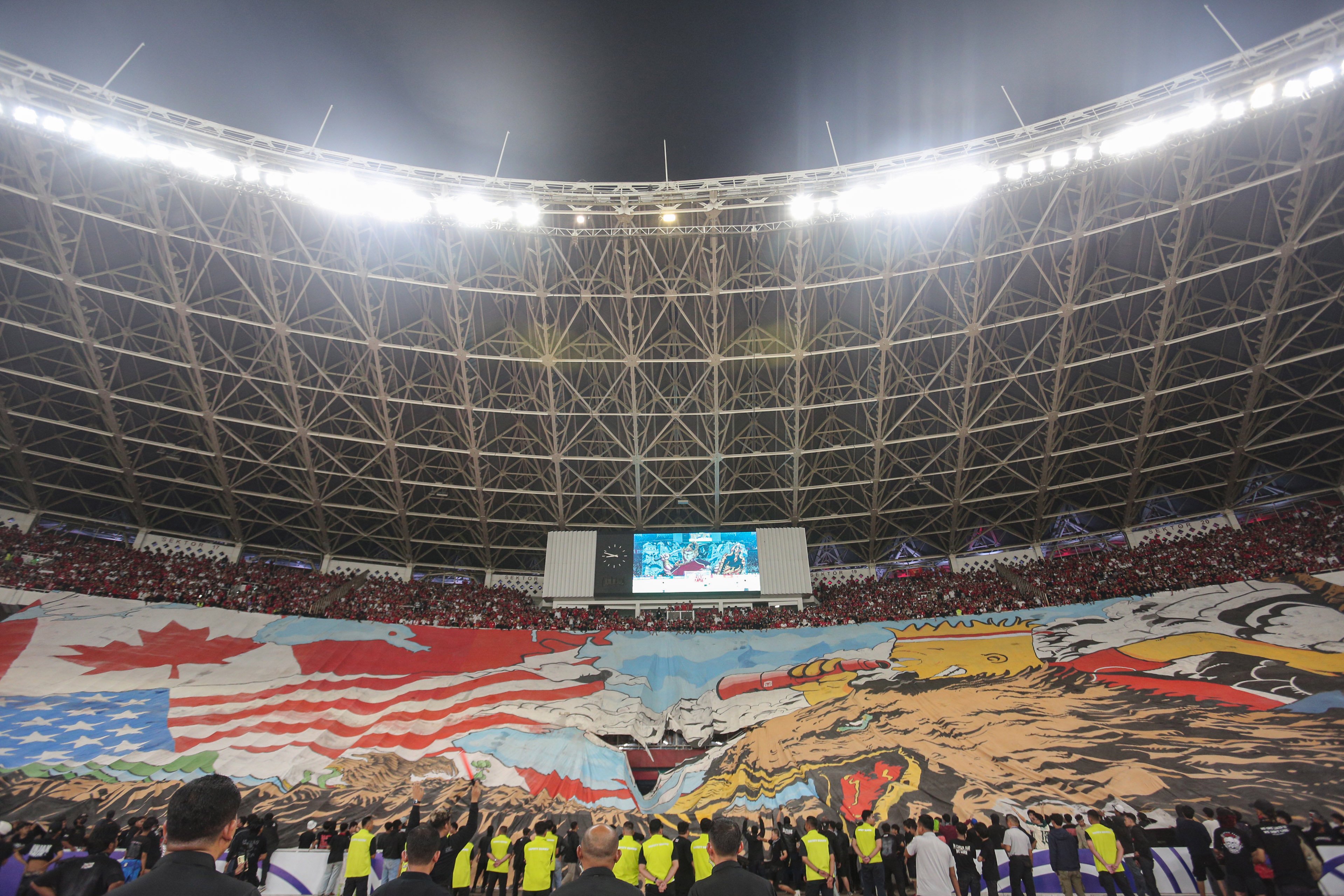 Suporter Timnas Indonesia melakukan tifo saat pertandingan Grup C Putaran Ketiga Kualifikasi Piala Dunia 2026 Zona Asia antara Timnas Indonesia melawan China di Stadion Utama Gelora Bung Karno, Jakarta, Kamis (5/6/2025). Pada laga tersebut Indonesia berhasil menang dengan skor akhir 1-0.