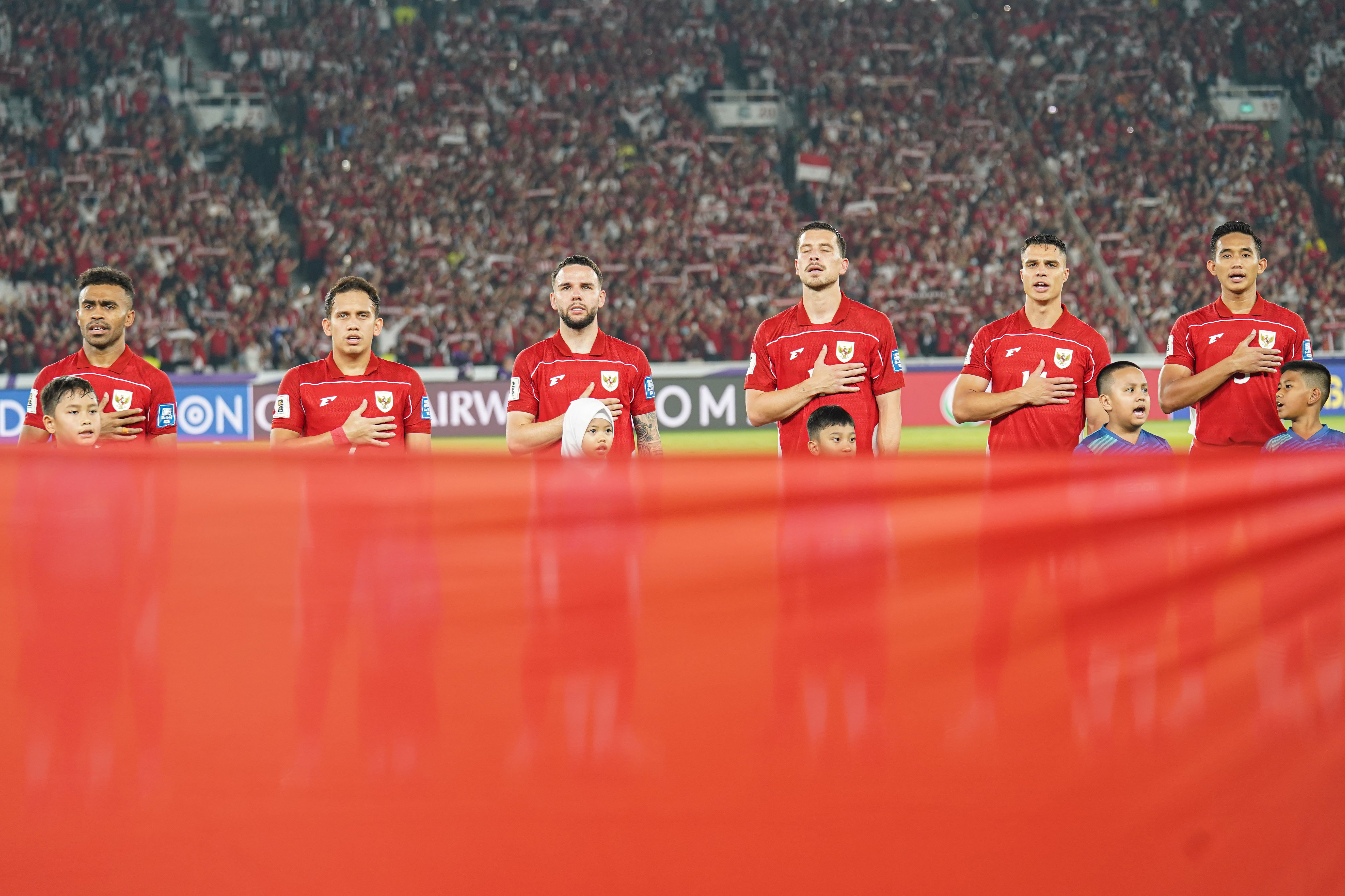 Pemain Timnas Indonesia (dari kiri ke kanan), Yakob Sayuri, Egy Maulana Vikri, Calvin Verdonk, Thom Jan Haye, Joey Pelupessy dan Rizky Ridho menyanyikan lagu Indonesia Raya sebelum melawan Cina dalam pertandingan Grup C Putaran Ketiga Kualifikasi Piala Dunia 2026 Zona Asia di Stadion Utama Gelora Bung Karno, Jakarta, Kamis (5/6/2025). Pada laga tersebut Indonesia berhasil menang dengan skor akhir 1-0.