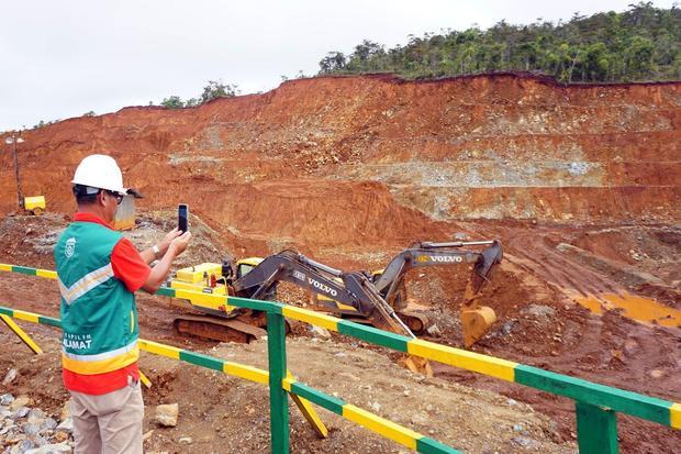 Direksi PT Gag Nikel, Aji Priyo Anggoro mengambil gambar di lokasi terbuka penambangan yang sementara berhenti beroperasi di Pulau Gag Distrik Waigeo Barat Kepulauan Kabupaten Raja Ampat, Papua Barat Daya, Minggu (8/6/2025). PT Gag Nikel memastikan bahwa operasional pertambangan dijalankan sesuai prinsip pertambangan berkelanjutan dan kaidah lingkungan hidup yang berlaku dengan melakukan upaya reklamasi pasca penambangan serta pengolahan limbah yang telah melalui uji baku mutu sehingga tidak menimbulkan dam