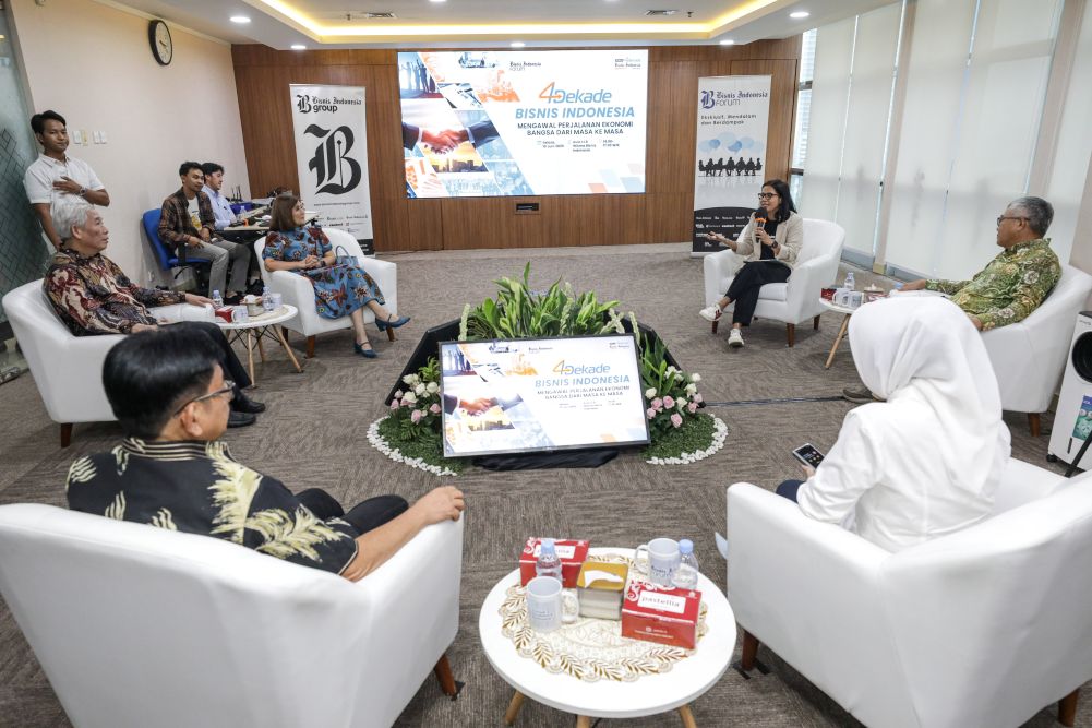 Direktur Pemberitaan dan Produksi Bisnis Indonesia Maria Y. Benyamin menjadi moderator dalam Bisnis Indonesia Forum Spesial 4 Dekade Bisnis Indonesia 