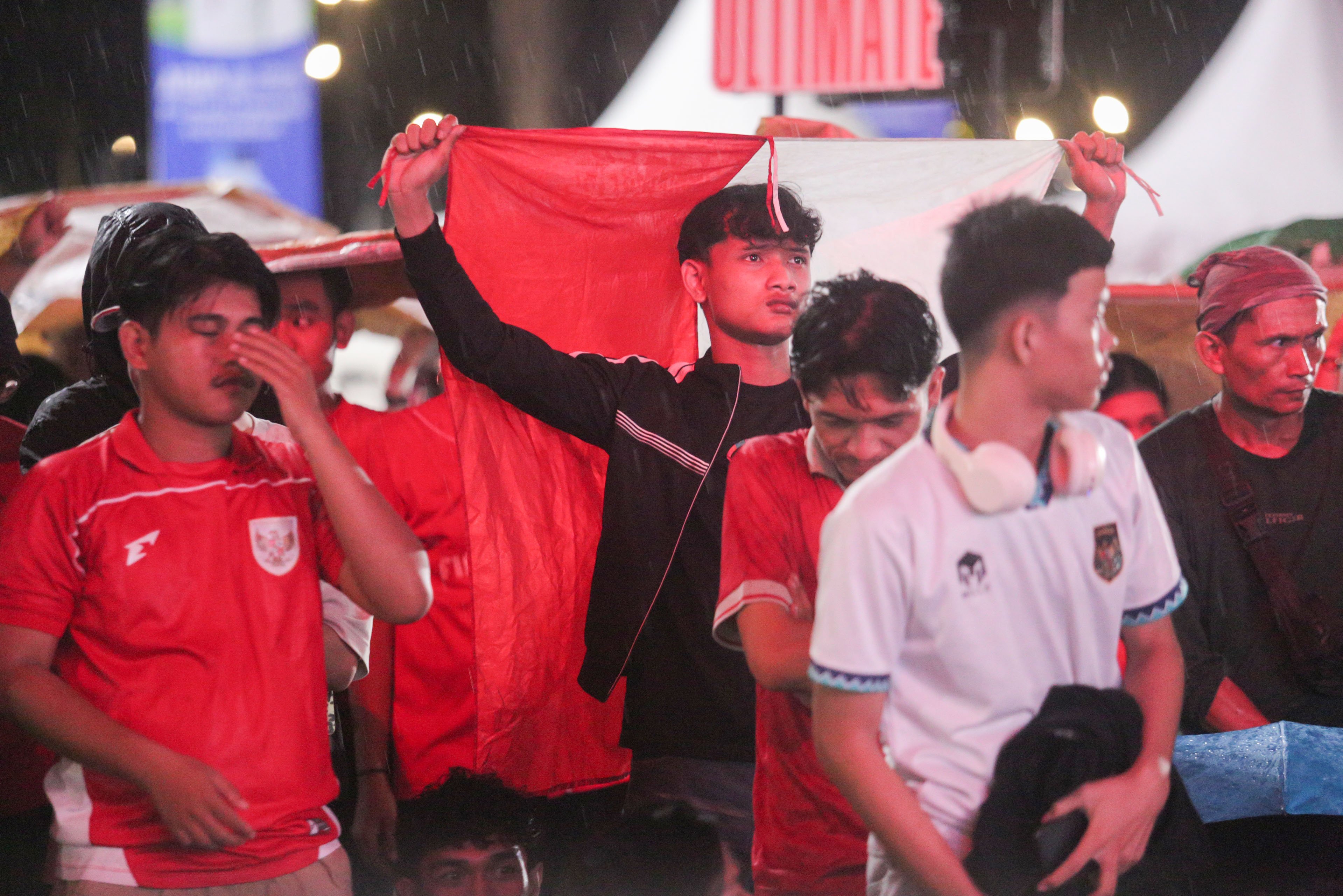 Warga menyaksikan pertandingan Grup C Putaran Ketiga Kualifikasi Piala Dunia 2026 Zona Asia antara Timnas Indonesia melawan Jepang melalui videotron di kawasan Stadion Utama Gelora Bung Karno, Jakarta, Selasa (10/6/2025). Nonton bareng tersebut digelar untuk memberikan dukungan kepada Timnas Indonesia.