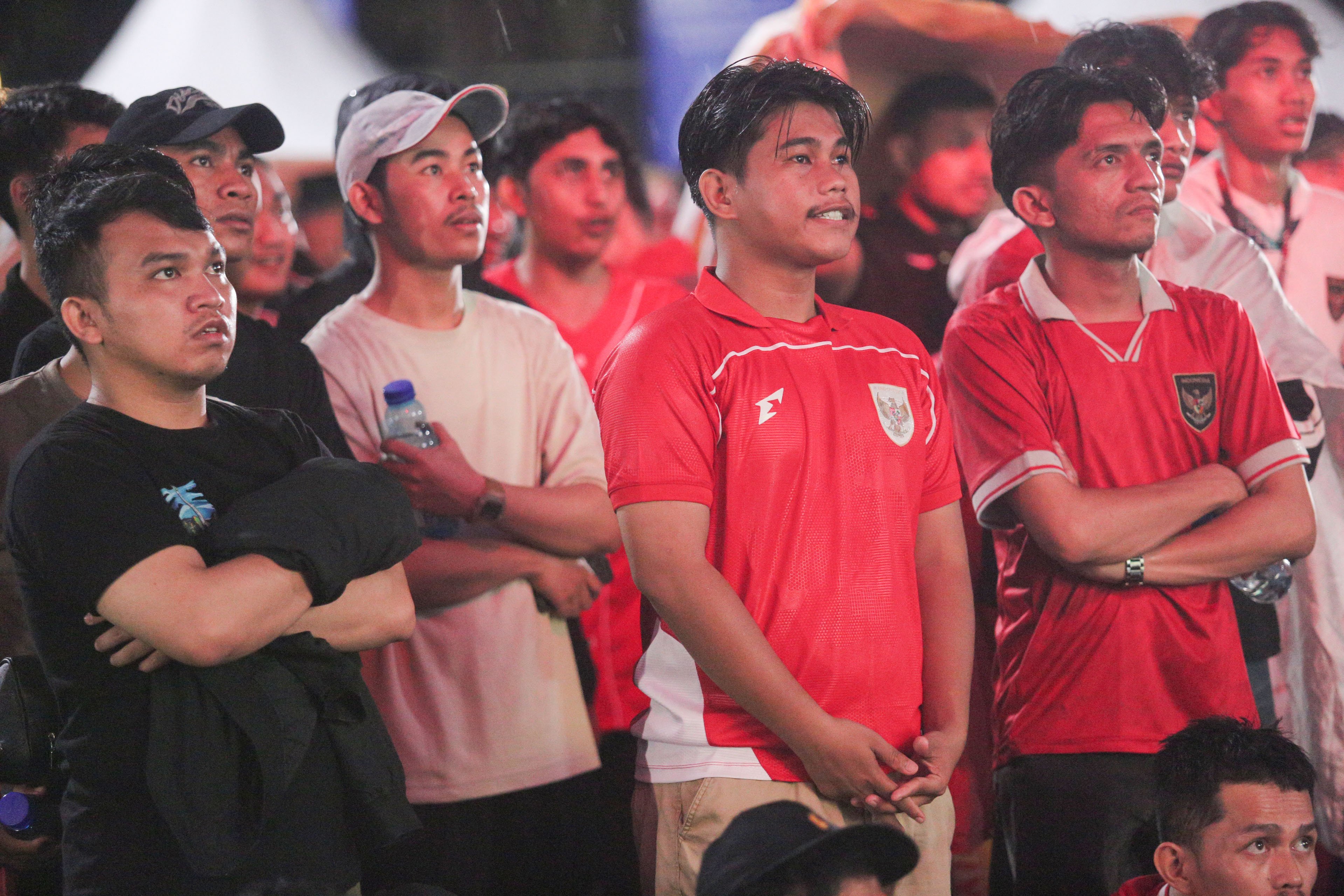 Warga menyaksikan pertandingan Grup C Putaran Ketiga Kualifikasi Piala Dunia 2026 Zona Asia antara Timnas Indonesia melawan Jepang melalui videotron di kawasan Stadion Utama Gelora Bung Karno, Jakarta, Selasa (10/6/2025). Nonton bareng tersebut digelar untuk memberikan dukungan kepada Timnas Indonesia.