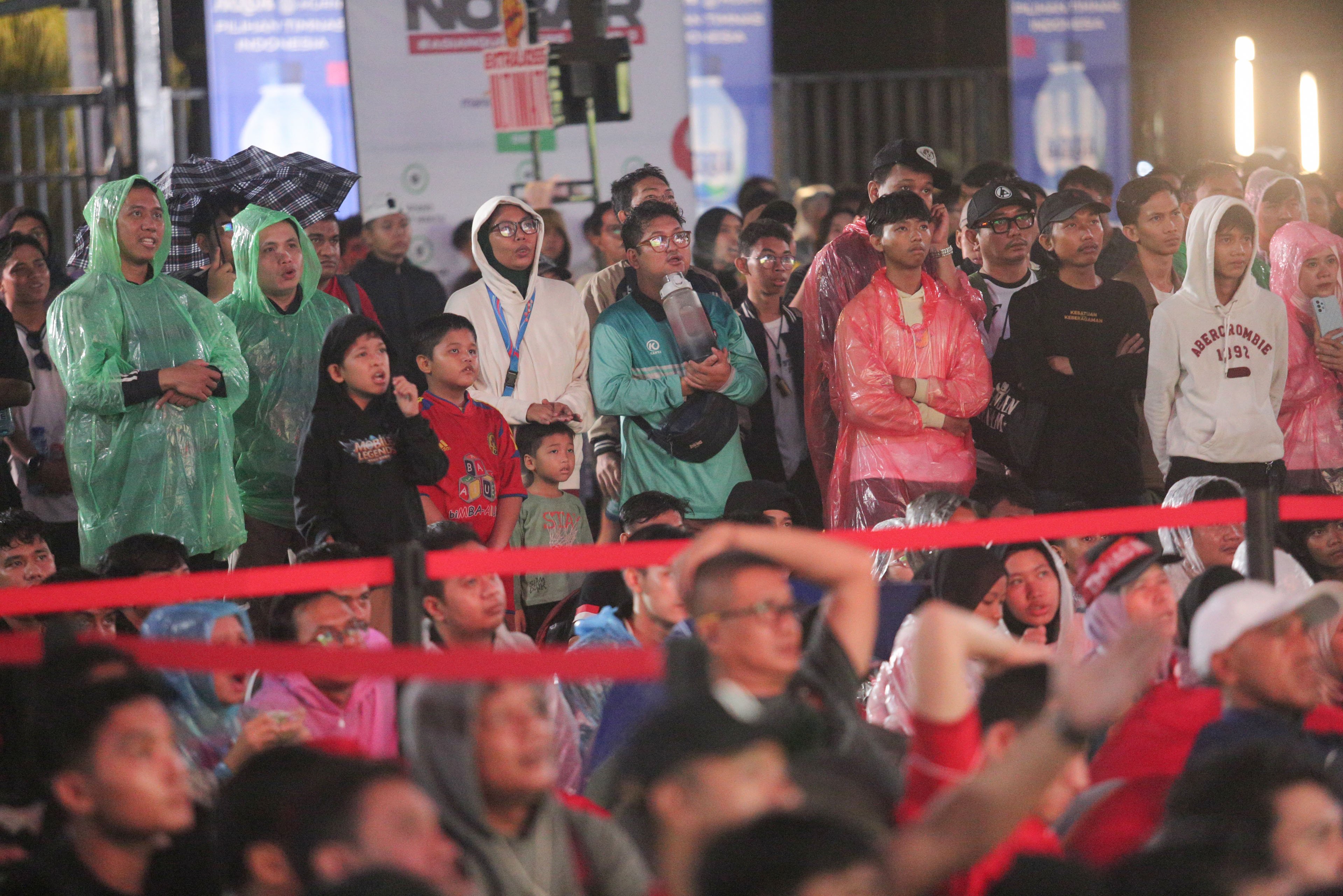 Warga menyaksikan pertandingan Grup C Putaran Ketiga Kualifikasi Piala Dunia 2026 Zona Asia antara Timnas Indonesia melawan Jepang melalui videotron di kawasan Stadion Utama Gelora Bung Karno, Jakarta, Selasa (10/6/2025). Nonton bareng tersebut digelar untuk memberikan dukungan kepada Timnas Indonesia.