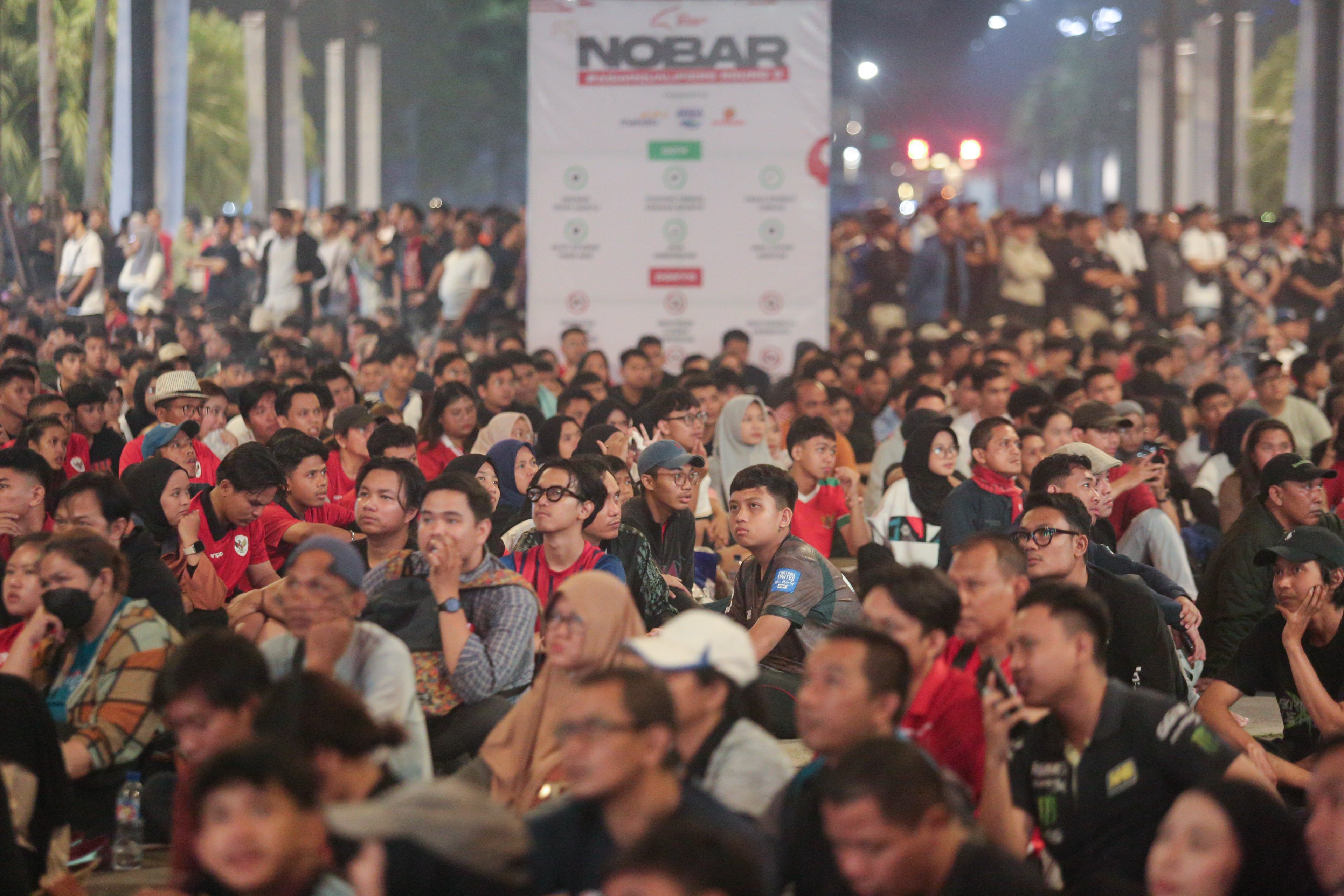 Suasana nonton bareng pertandingan Grup C Putaran Ketiga Kualifikasi Piala Dunia 2026 Zona Asia antara Timnas Indonesia melawan Jepang melalui videotron di kawasan Stadion Utama Gelora Bung Karno, Jakarta, Selasa (10/6/2025). Nonton bareng tersebut digelar untuk memberikan dukungan kepada Timnas Indonesia.